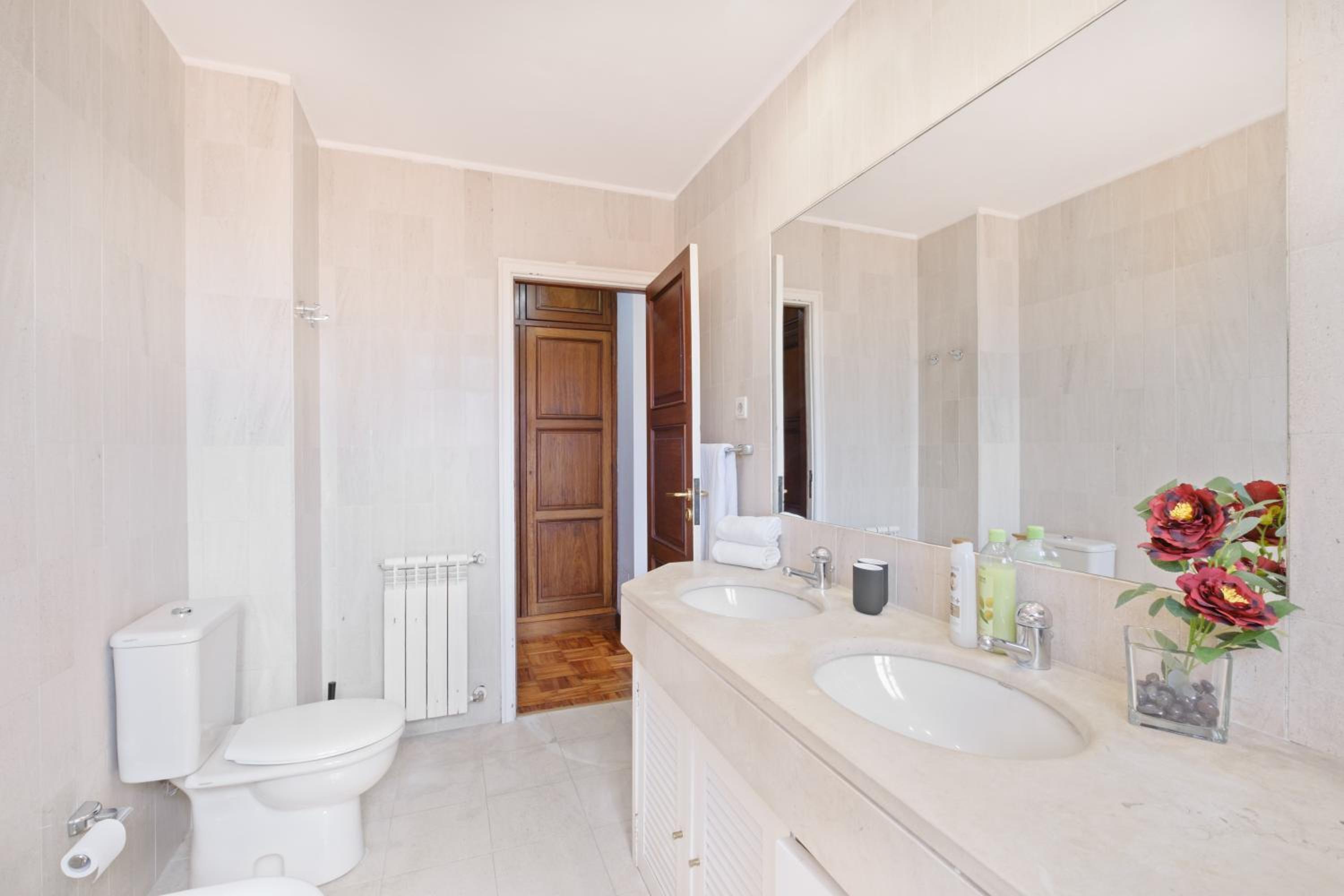 Villa 7BR & 7BA with Pool & Backyard in a Prime Location!