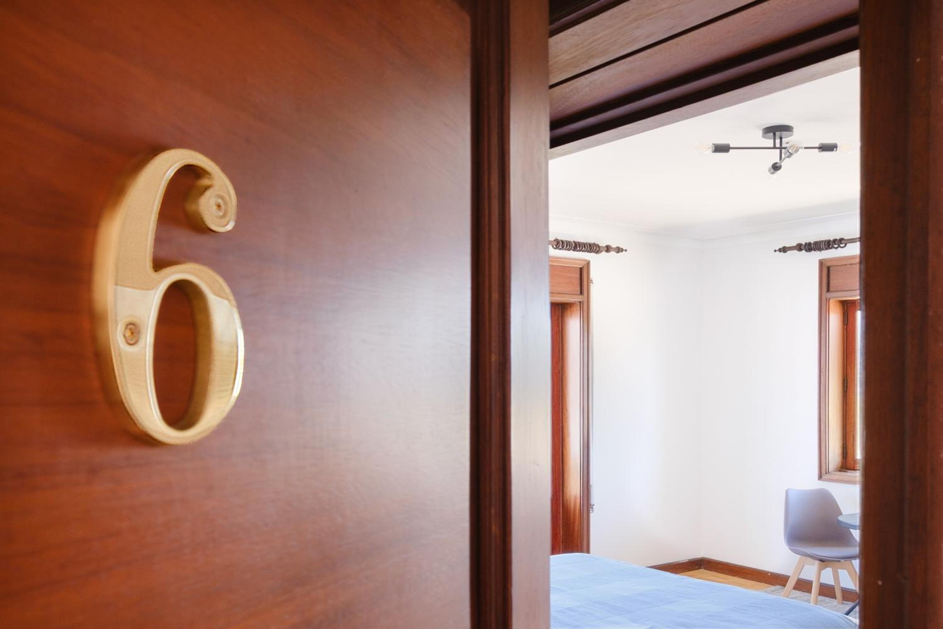 Villa 7BR & 7BA with Pool & Backyard in a Prime Location!