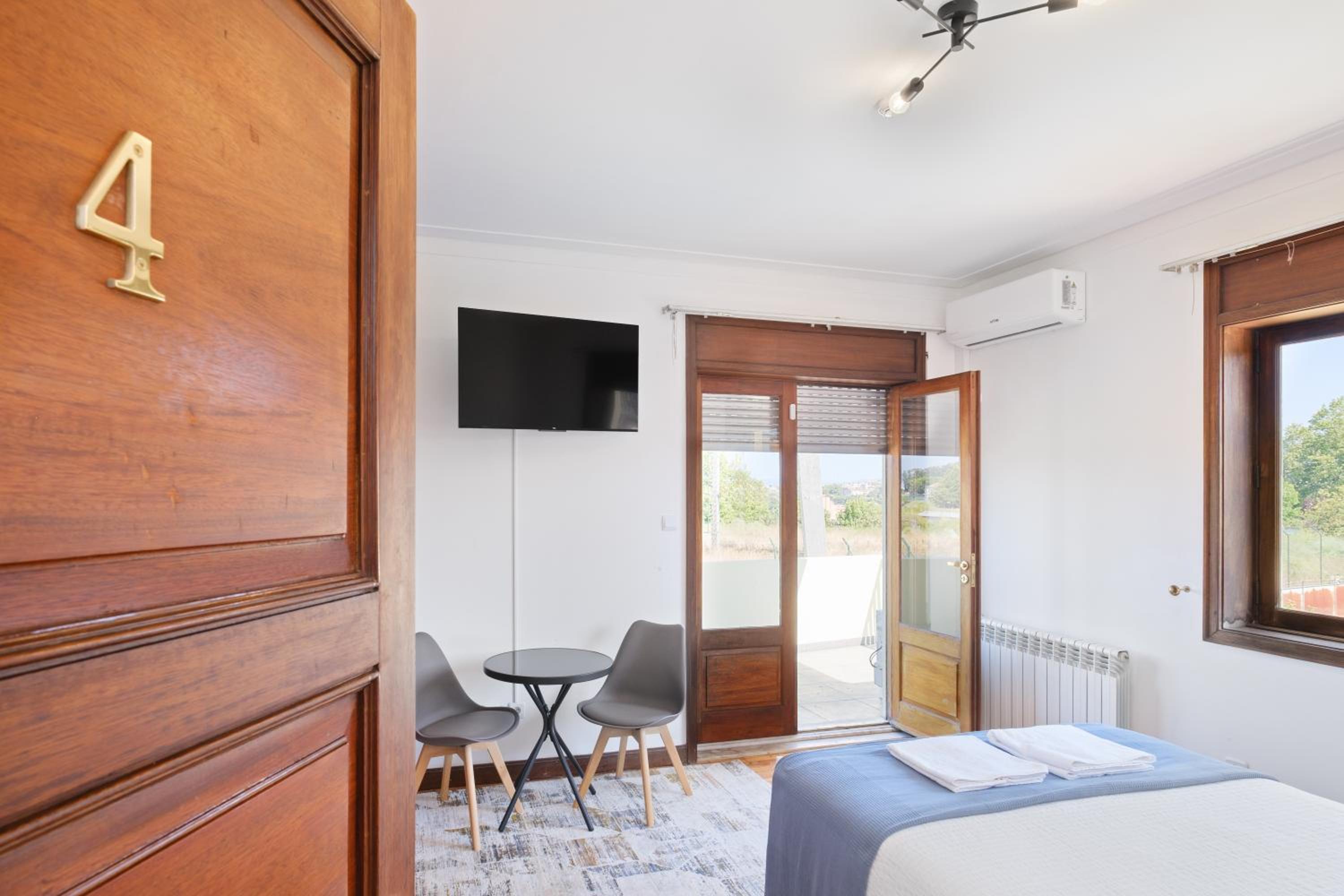Villa 7BR & 7BA with Pool & Backyard in a Prime Location!