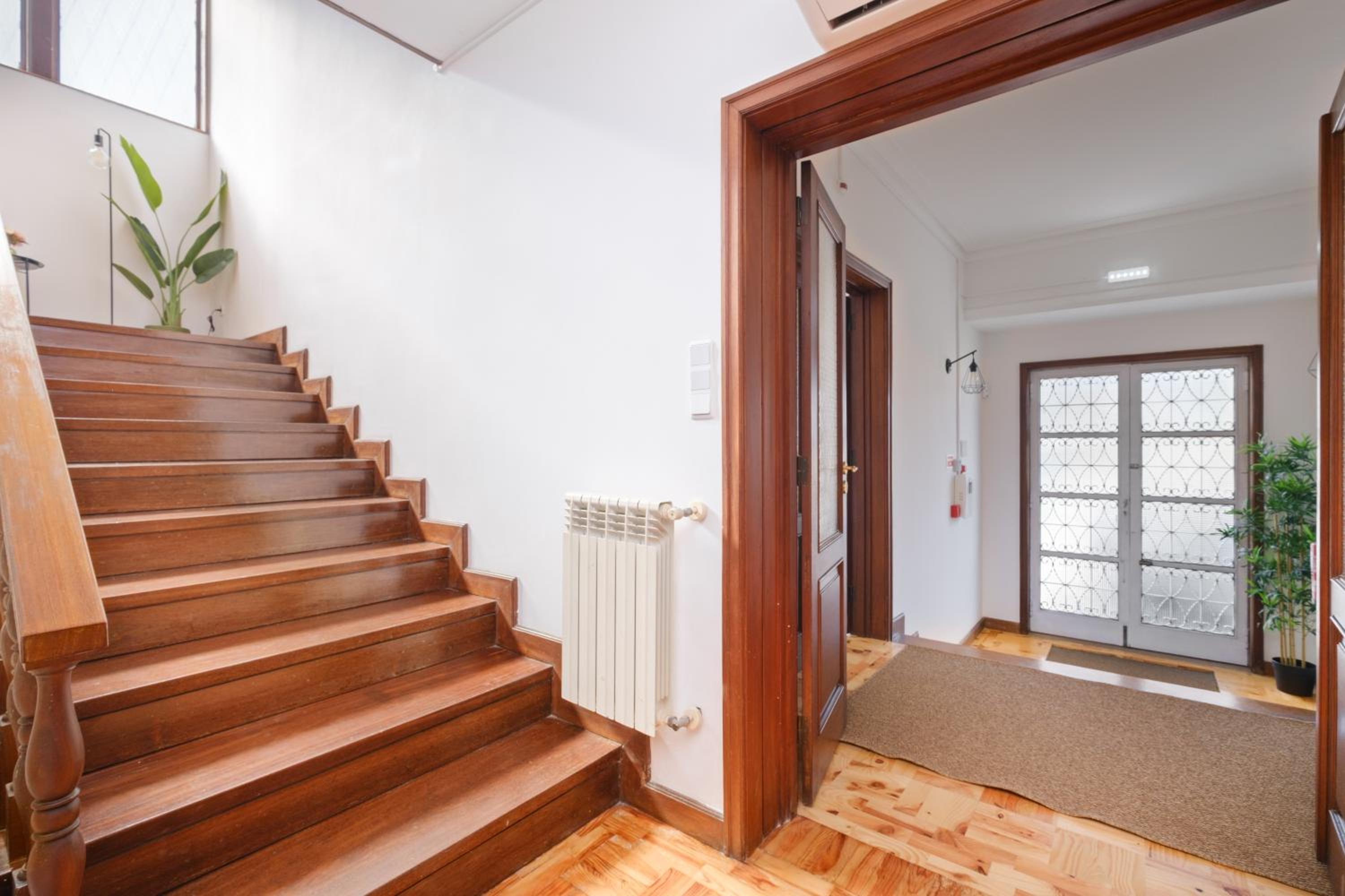 Villa 7BR & 7BA with Pool & Backyard in a Prime Location!