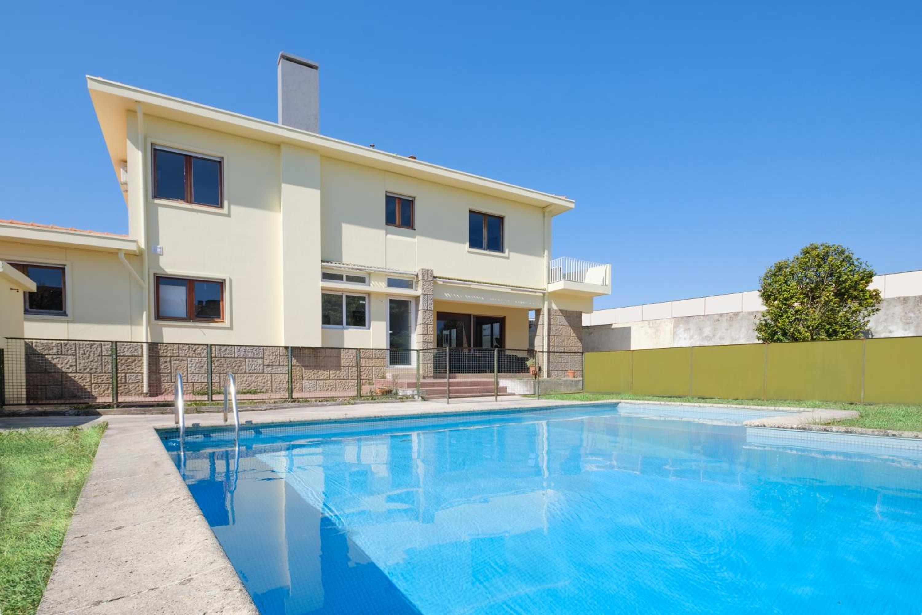 Villa 7BR & 7BA with Pool & Backyard in a Prime Location!