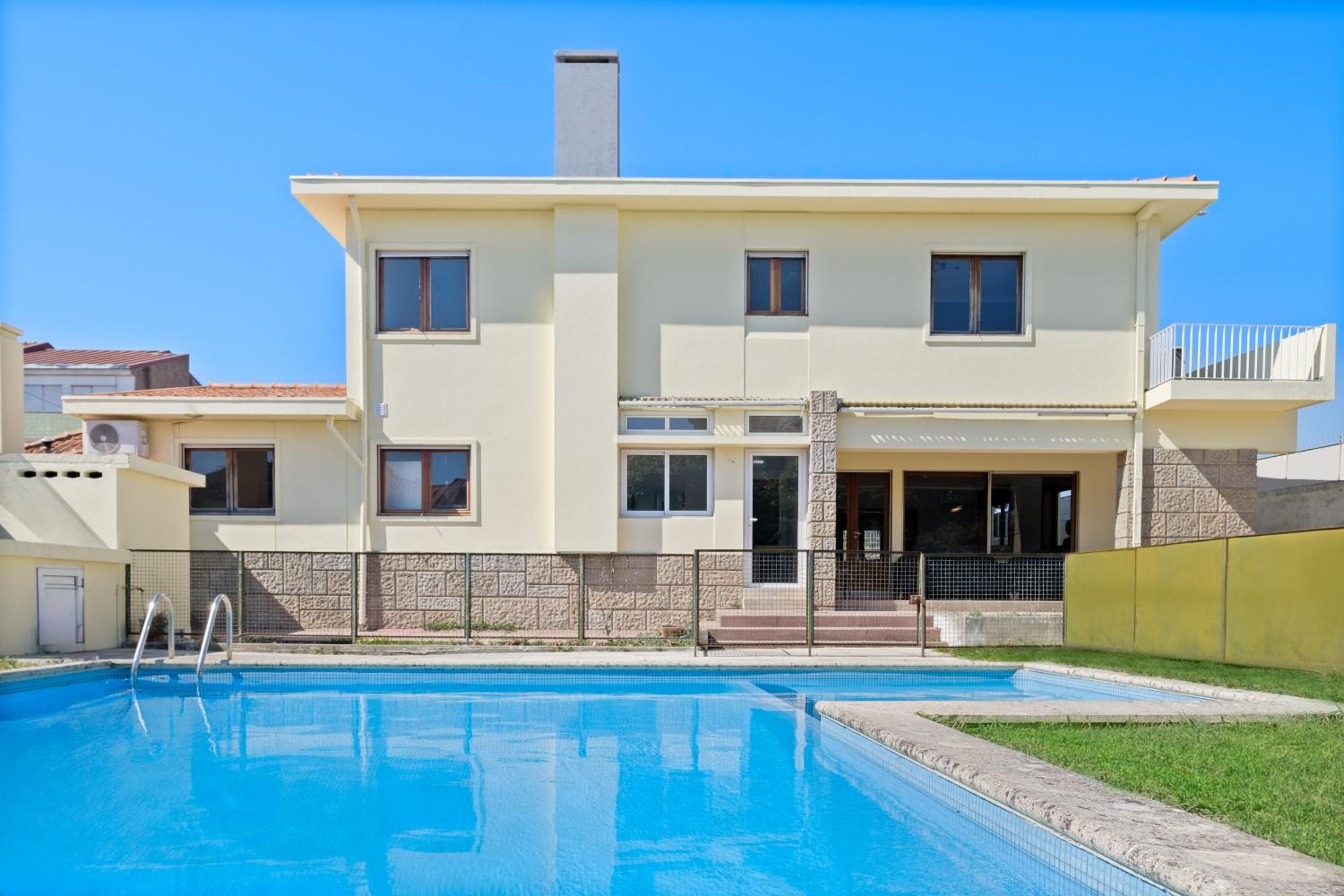 Villa 7BR & 7BA with Pool & Backyard in a Prime Location!