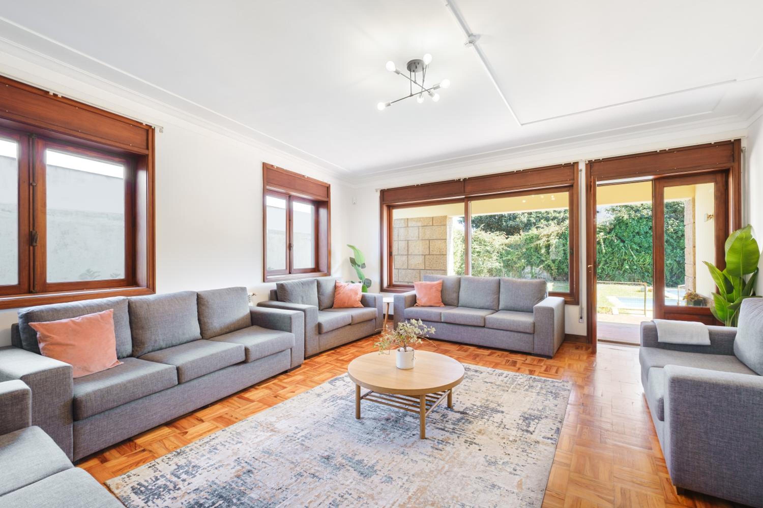 Villa 7BR & 7BA with Pool & Backyard in a Prime Location!