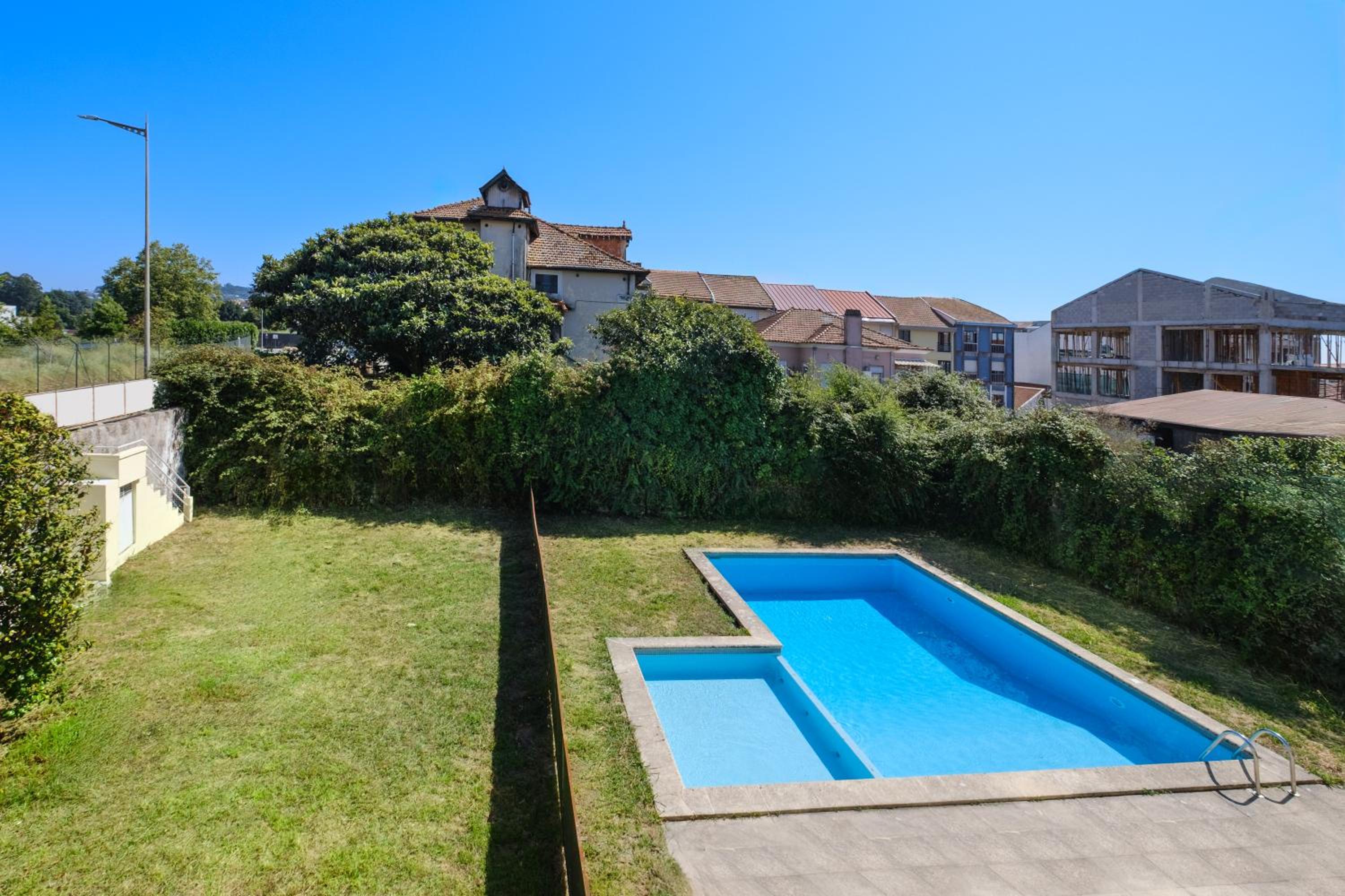 Villa 7BR & 7BA with Pool & Backyard in a Prime Location!