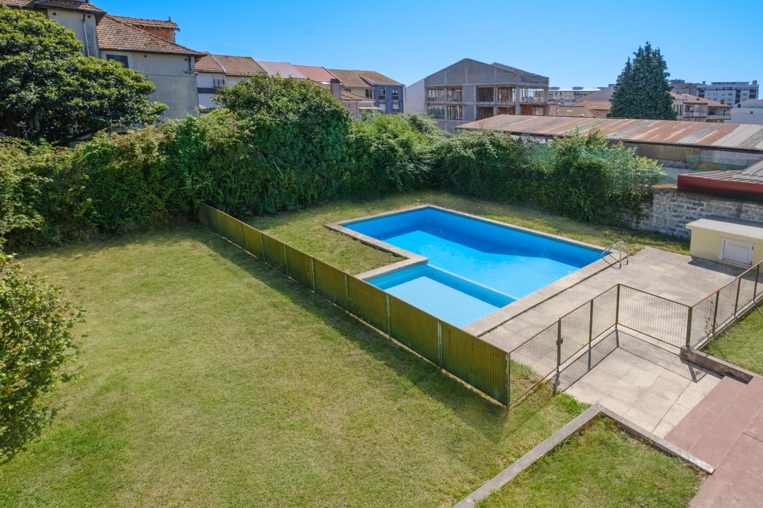 Villa 7BR & 7BA with Pool & Backyard in a Prime Location!
