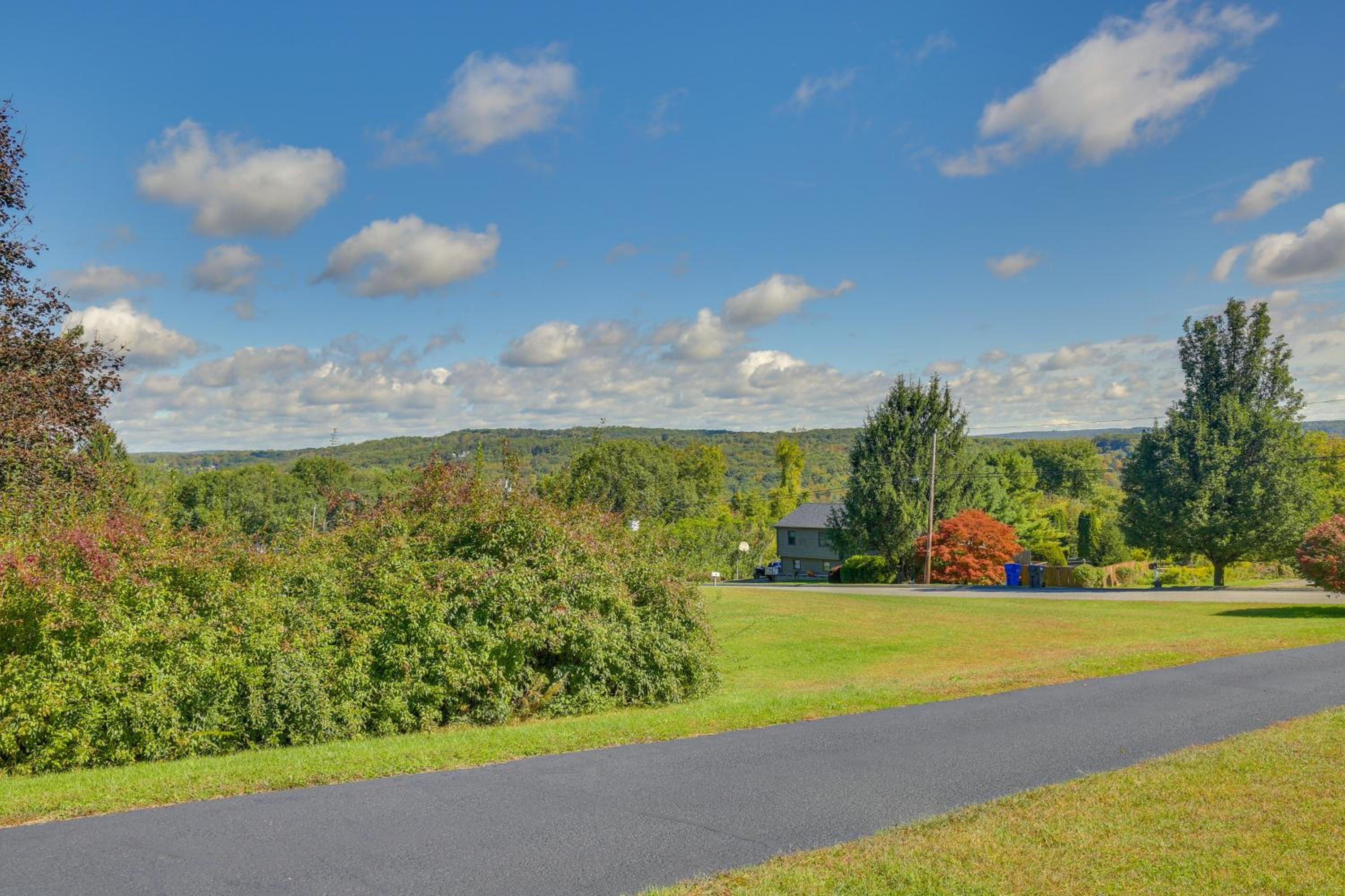 New Milford Home 29 Mi to Lime Rock Park!