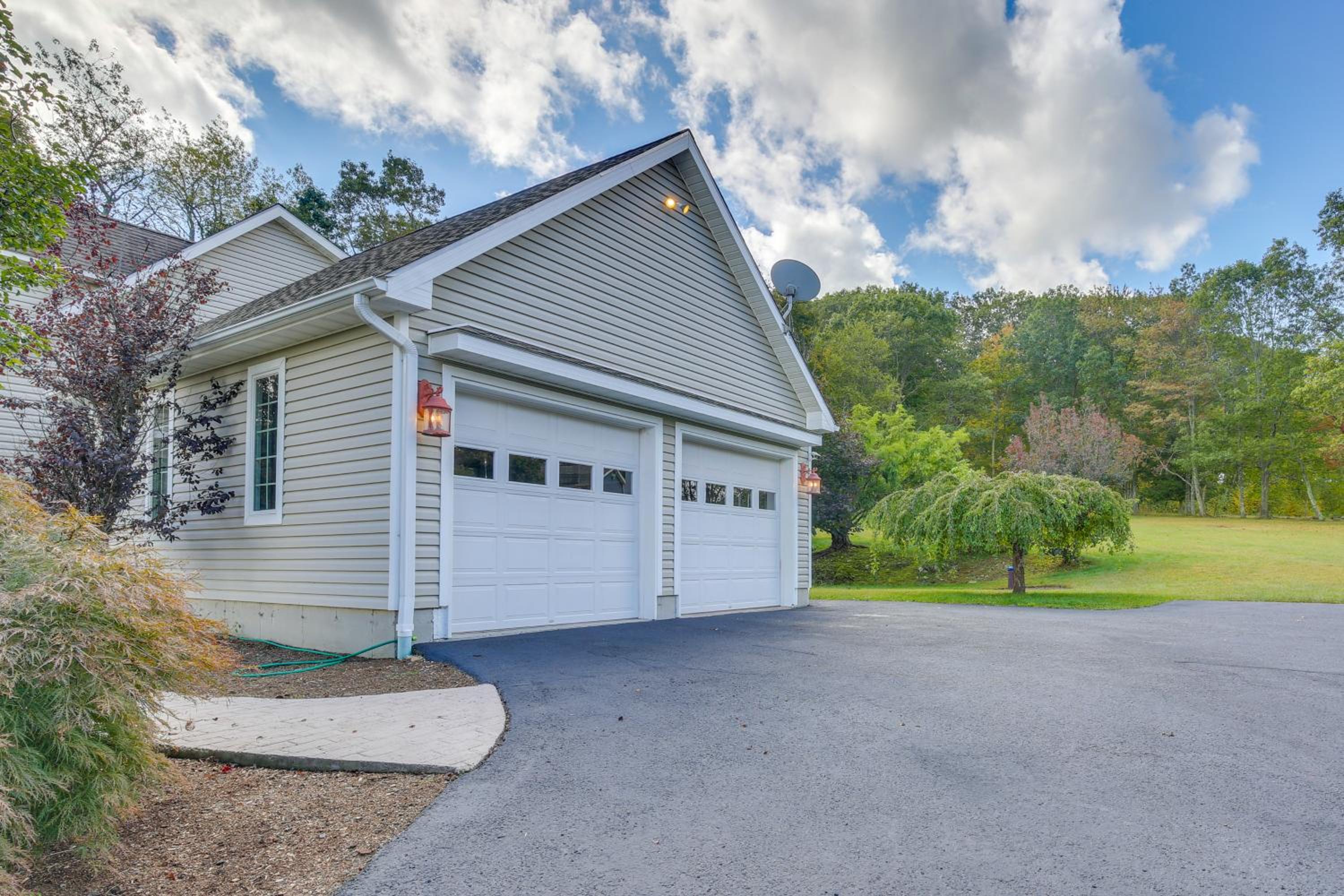 New Milford Home 29 Mi to Lime Rock Park!
