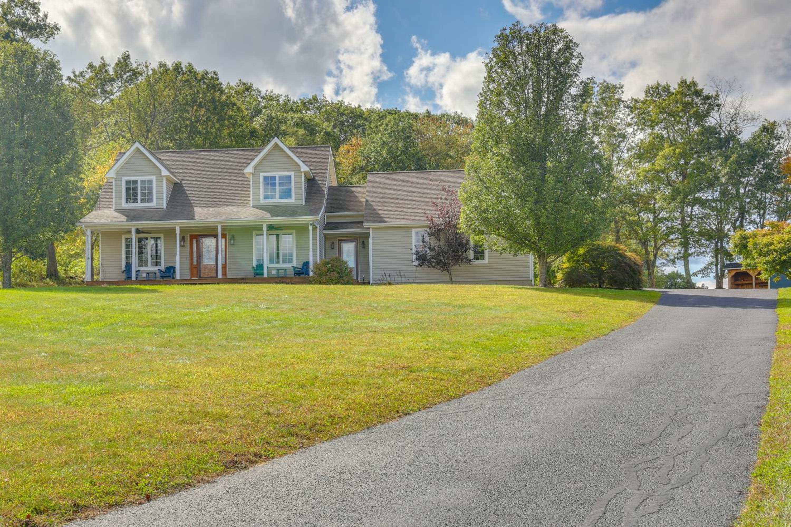 New Milford Home 29 Mi to Lime Rock Park!