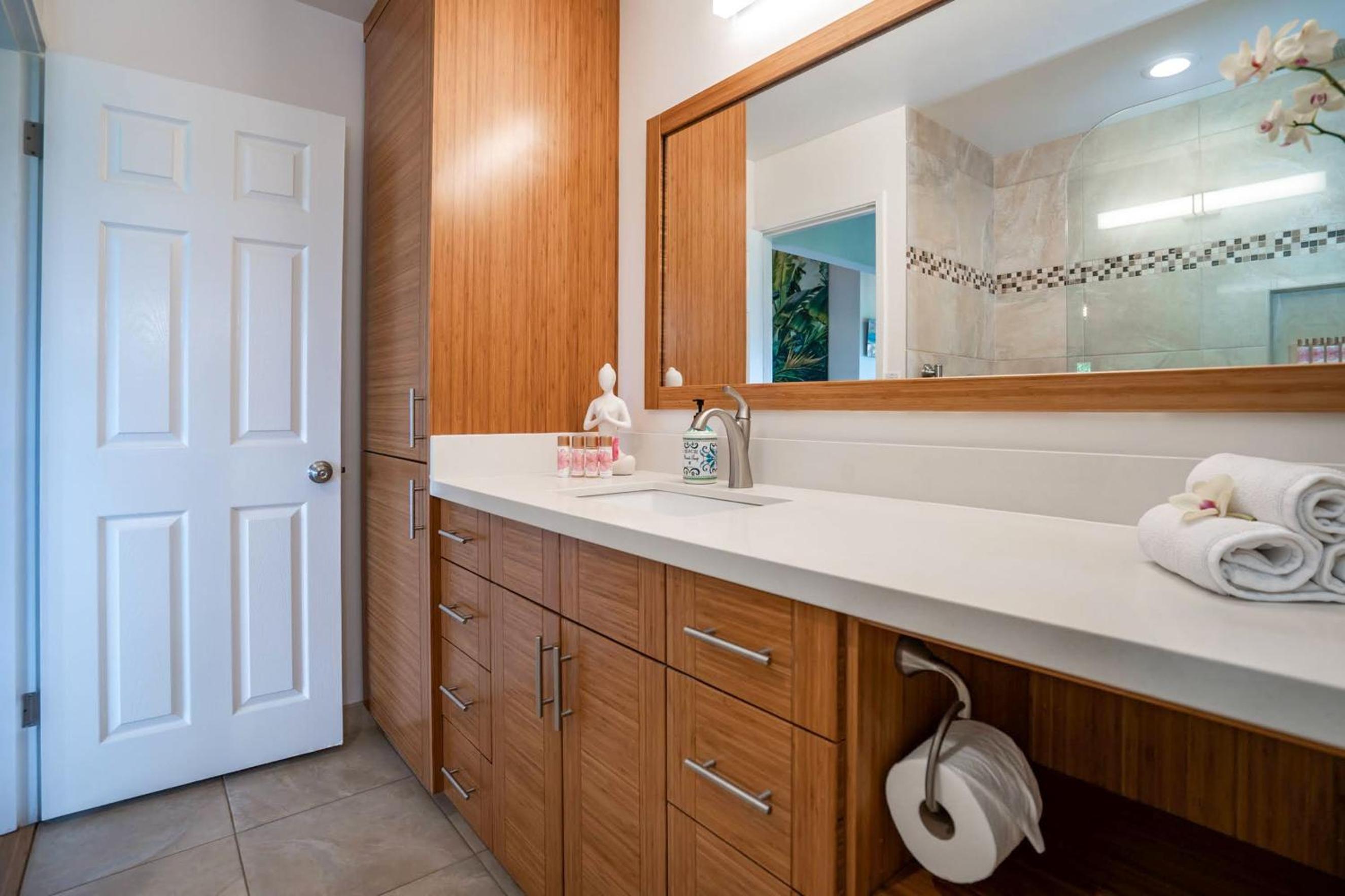 Wailea Ekolu 1204 - Modern Ocean View Condo w/ large Lanai, King Bed, & Split AC