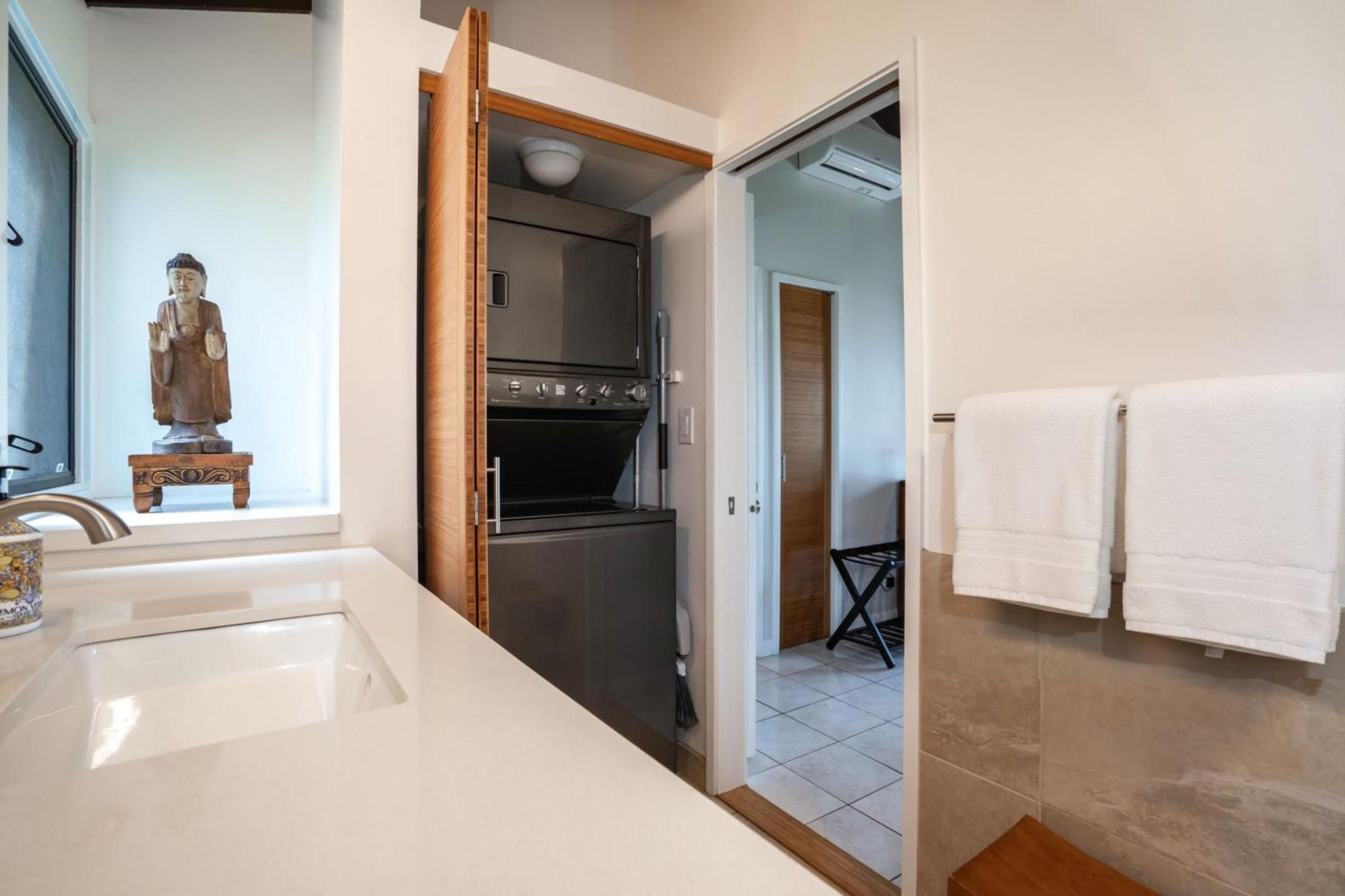 Wailea Ekolu 1204 - Modern Ocean View Condo w/ large Lanai, King Bed, & Split AC