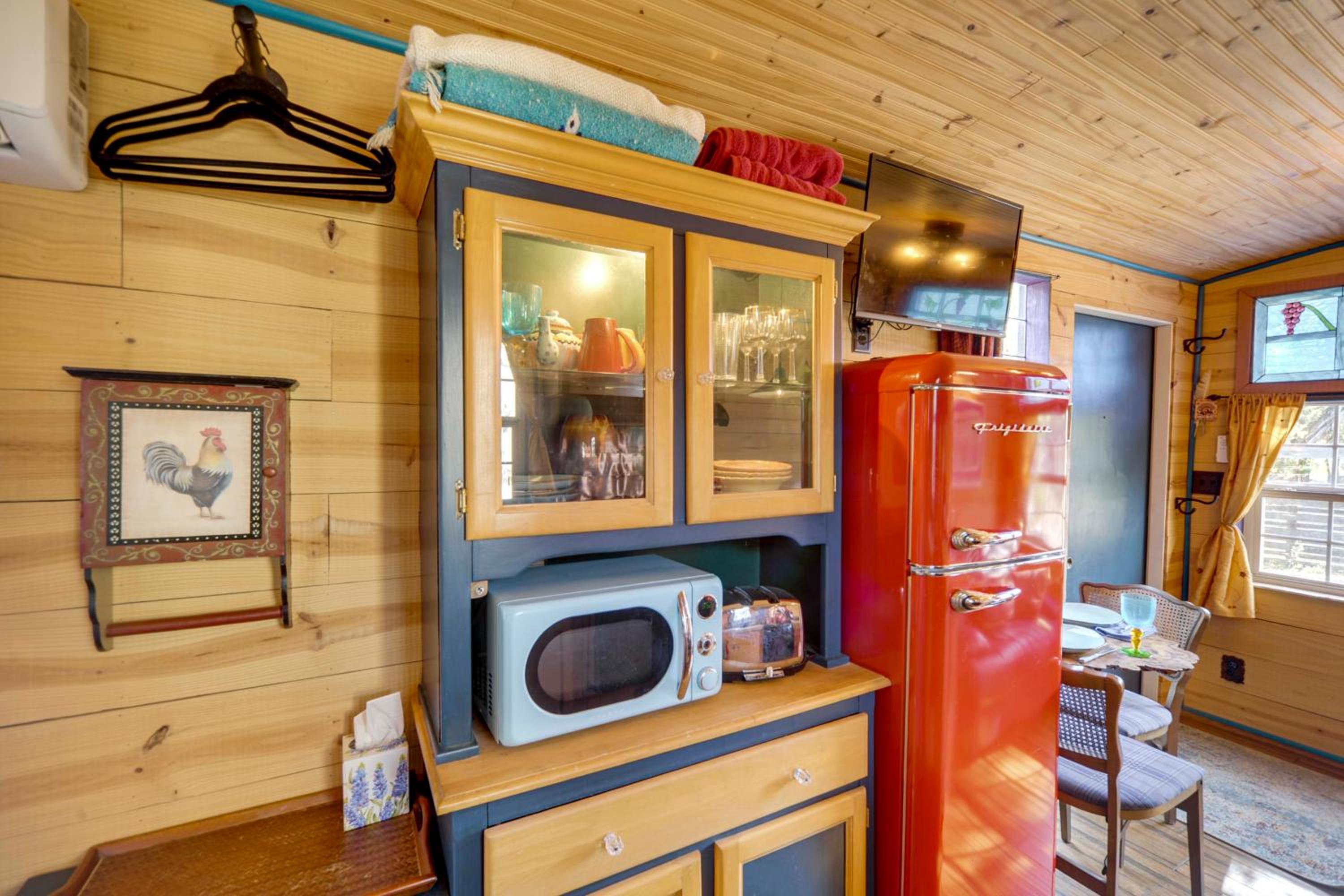 Walk to Lake Travis Austin Tiny Home with Hot Tub!