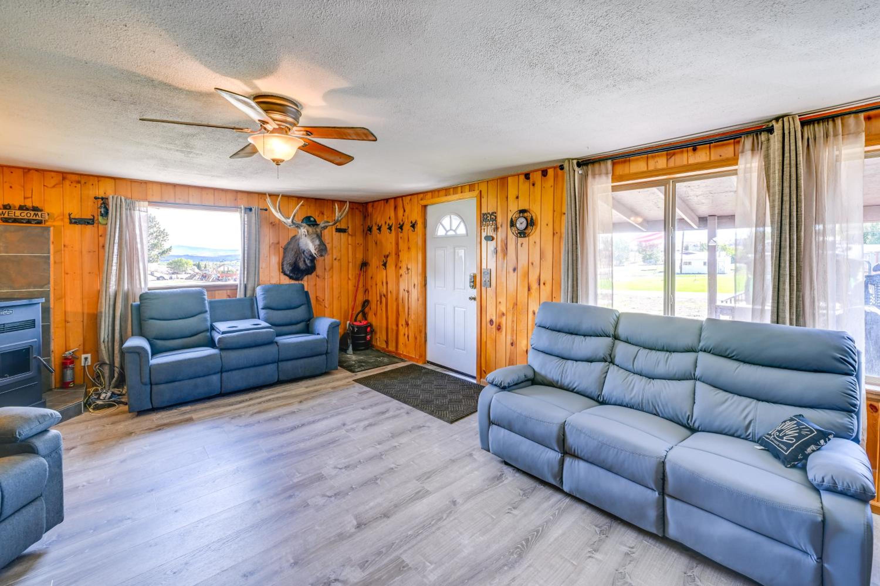 Hunt, Fish and Hike Home with Deck in Encampment
