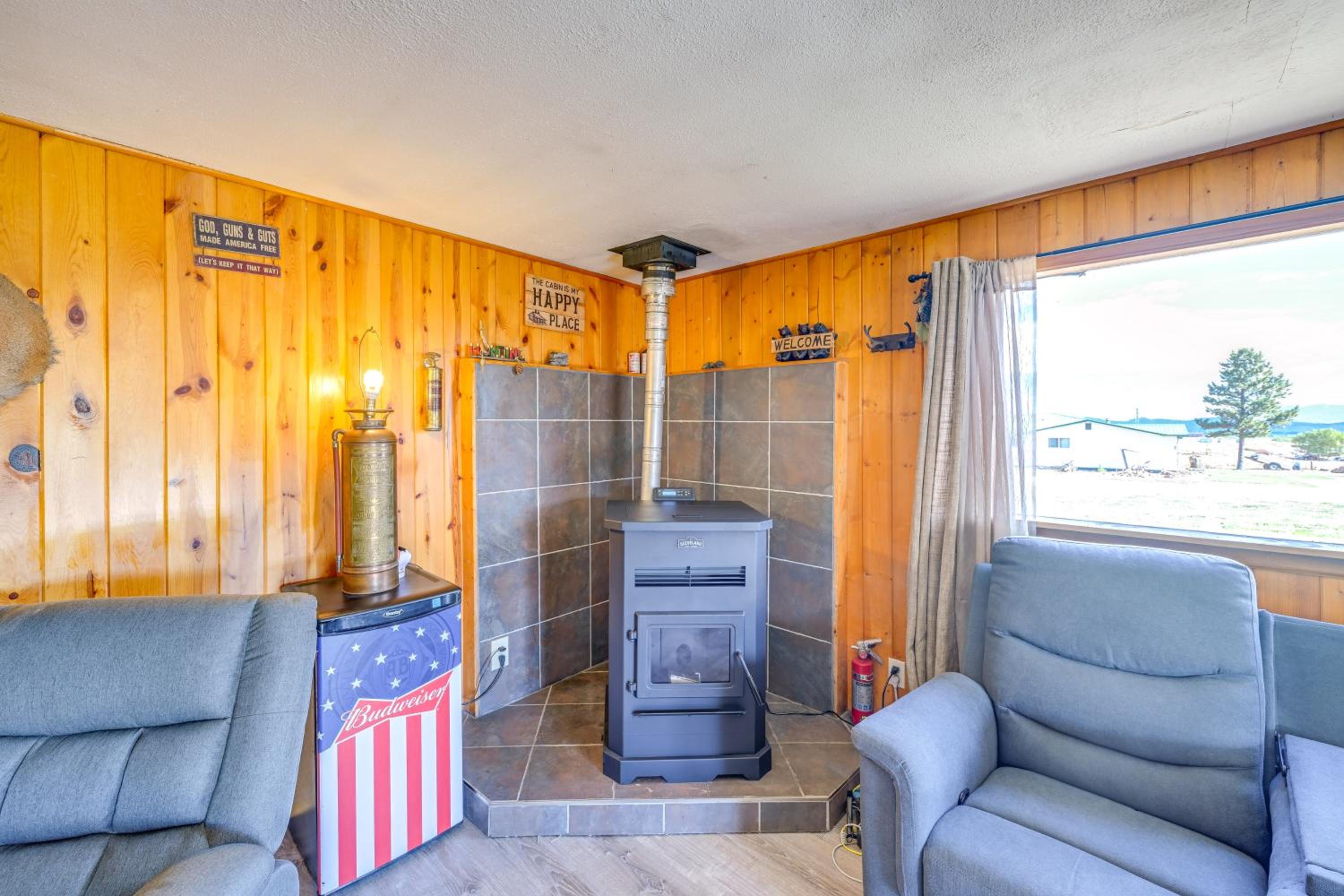Hunt, Fish and Hike Home with Deck in Encampment