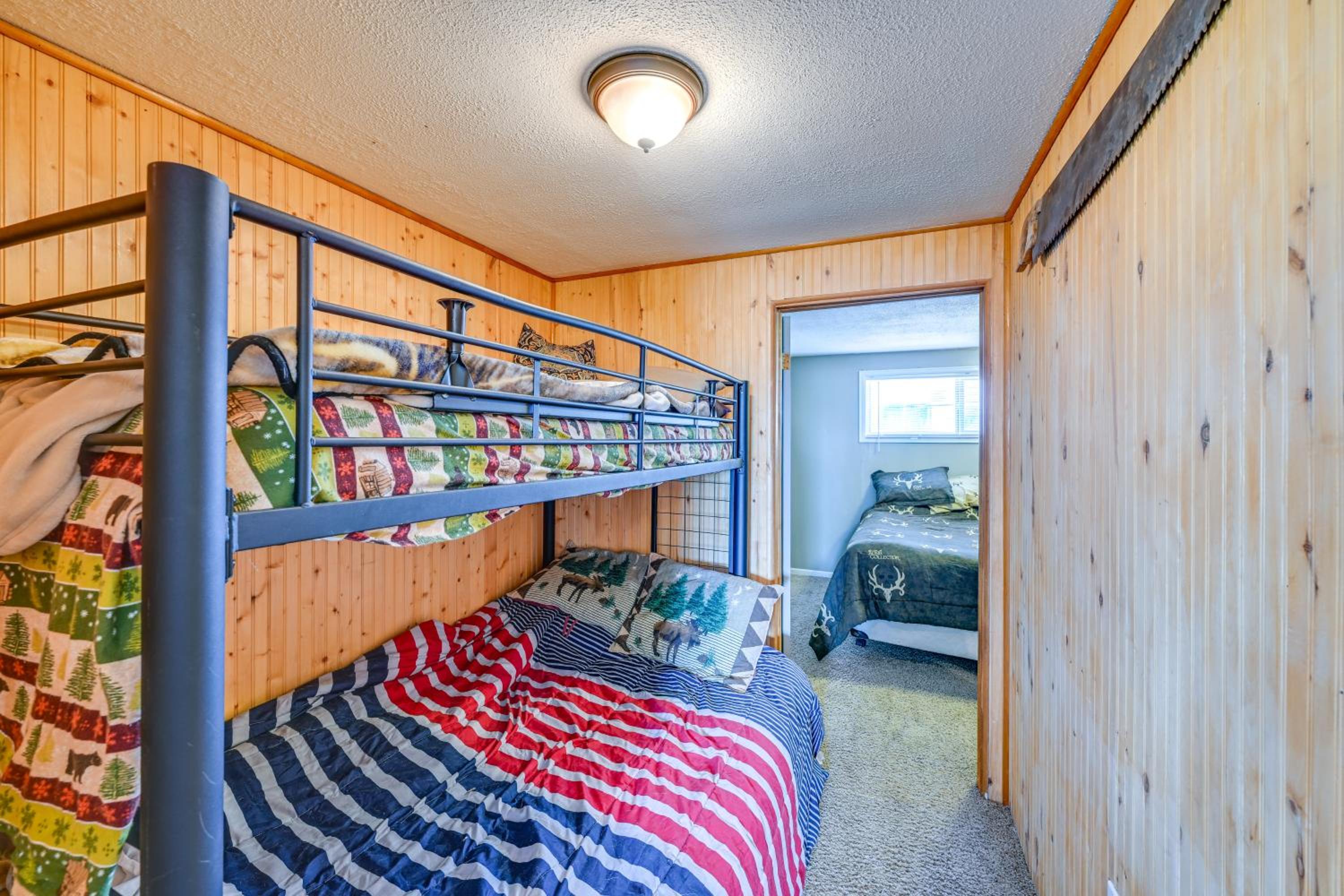 Hunt, Fish and Hike Home with Deck in Encampment