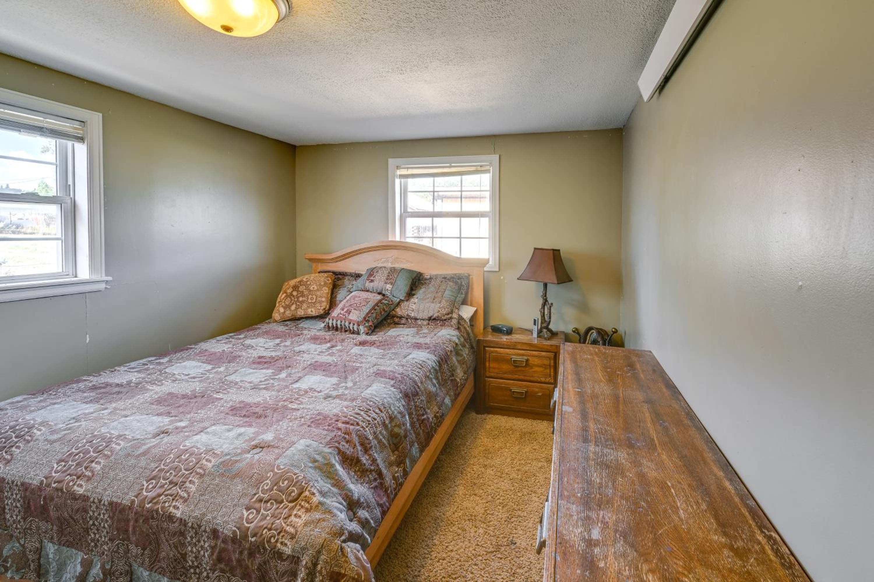 Hunt, Fish and Hike Home with Deck in Encampment