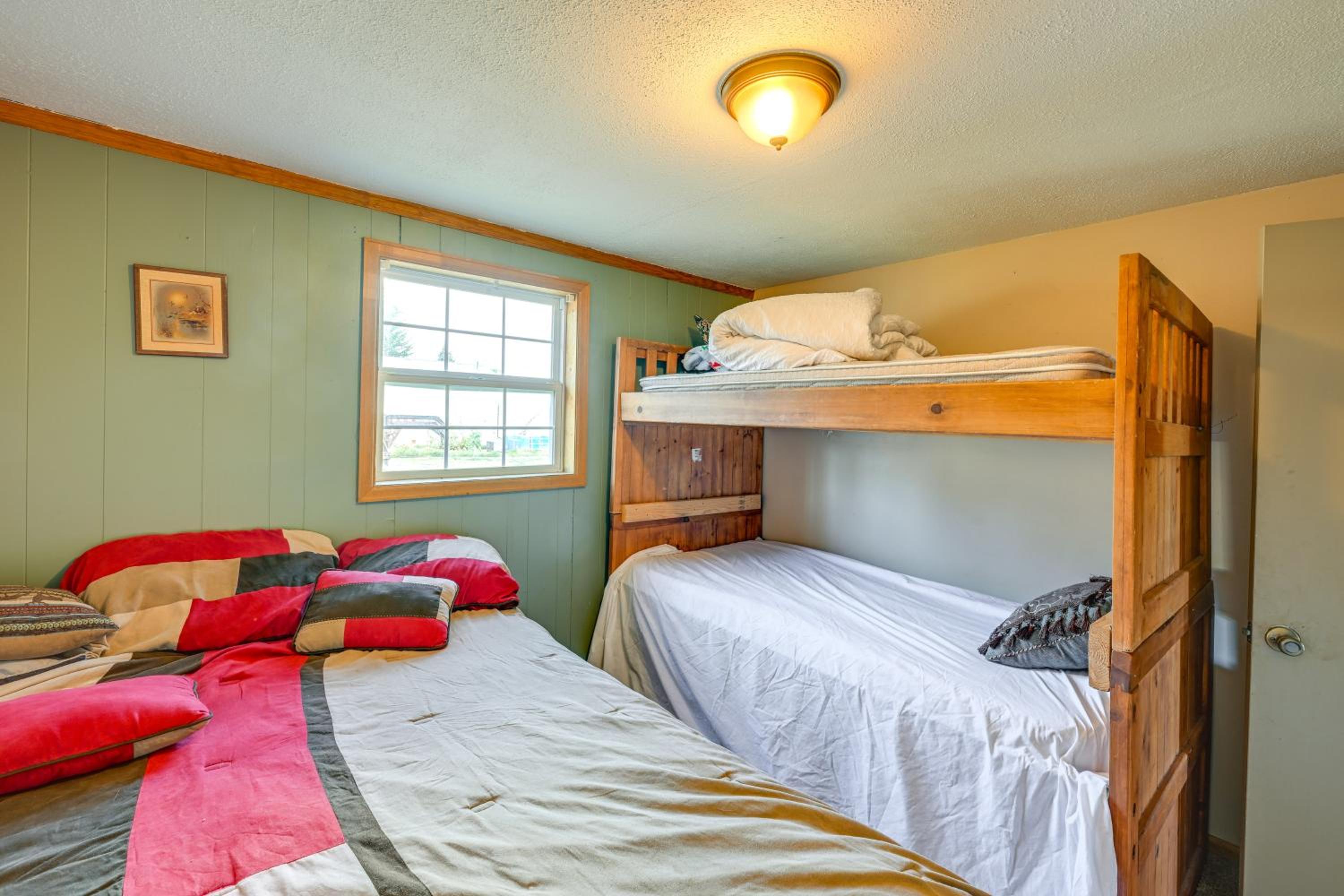 Hunt, Fish and Hike Home with Deck in Encampment