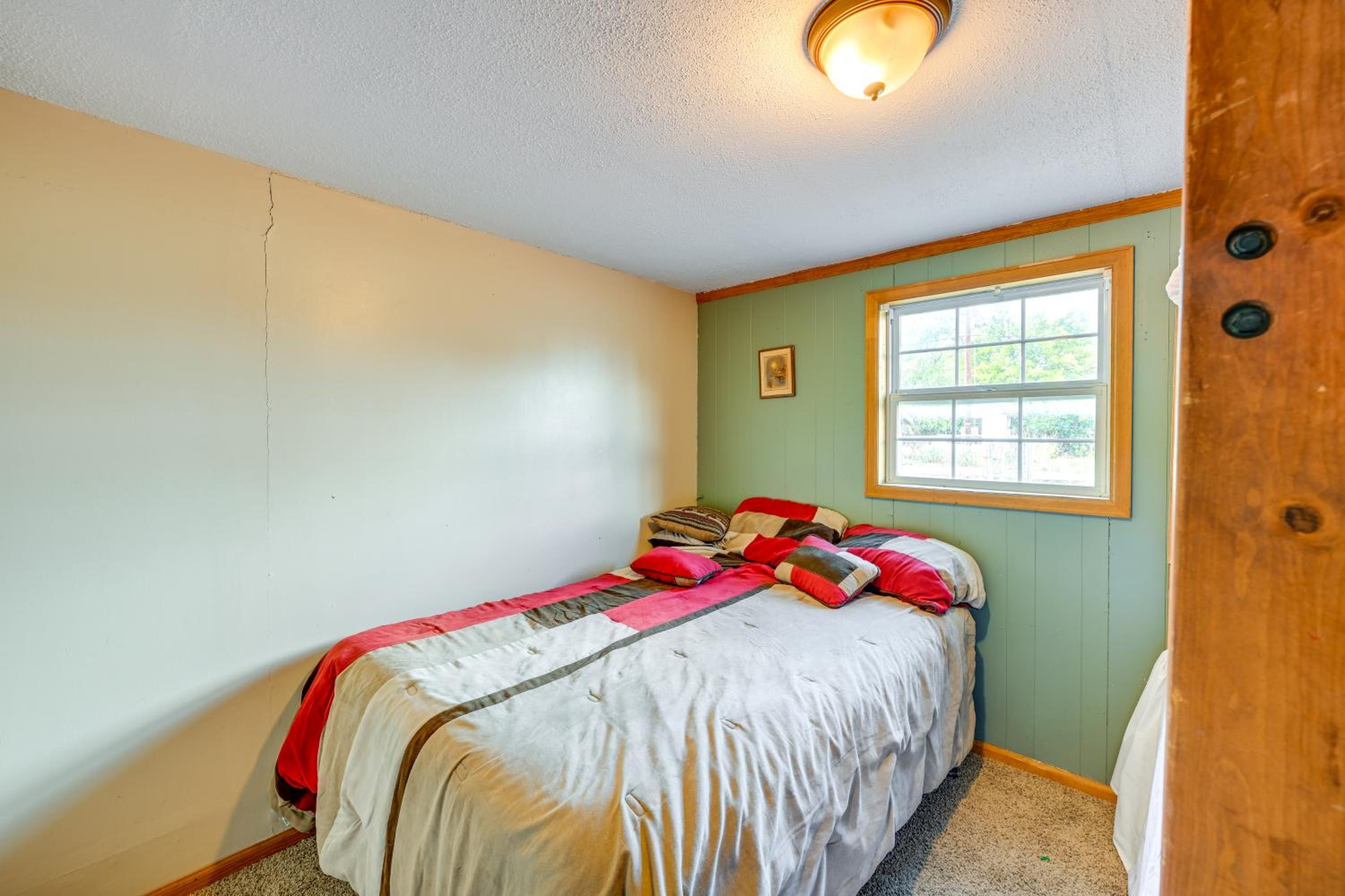 Hunt, Fish and Hike Home with Deck in Encampment