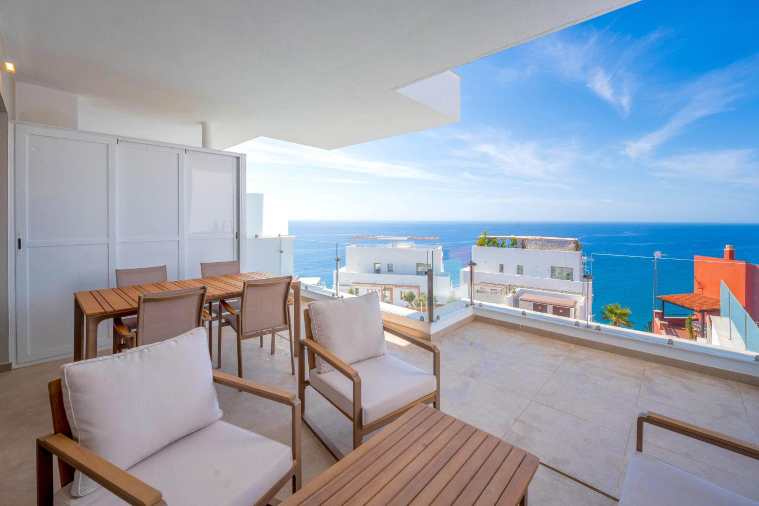 Bayview Hills Suite by Casasol