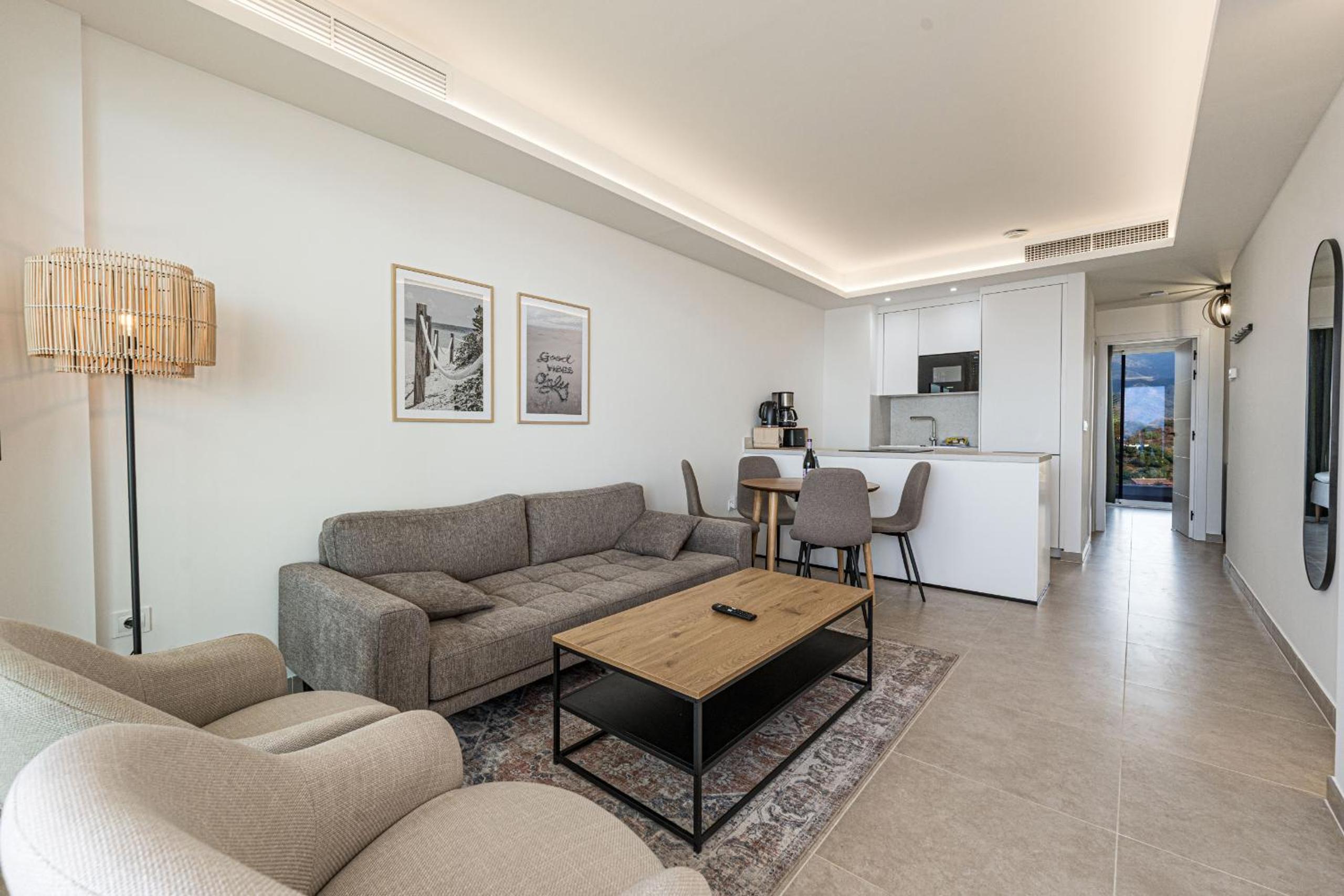 Bayview Hills Suite by Casasol