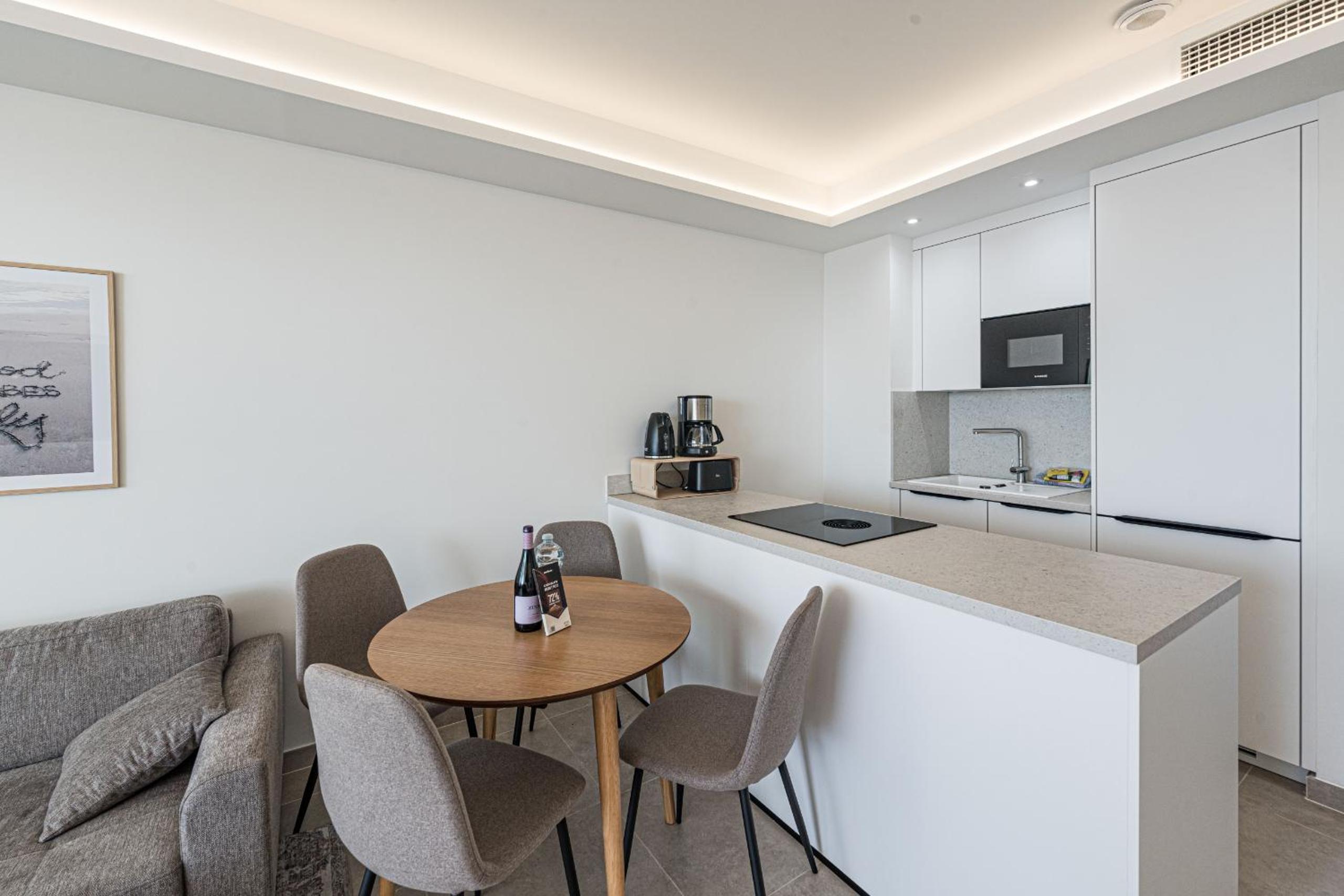 Bayview Hills Suite by Casasol