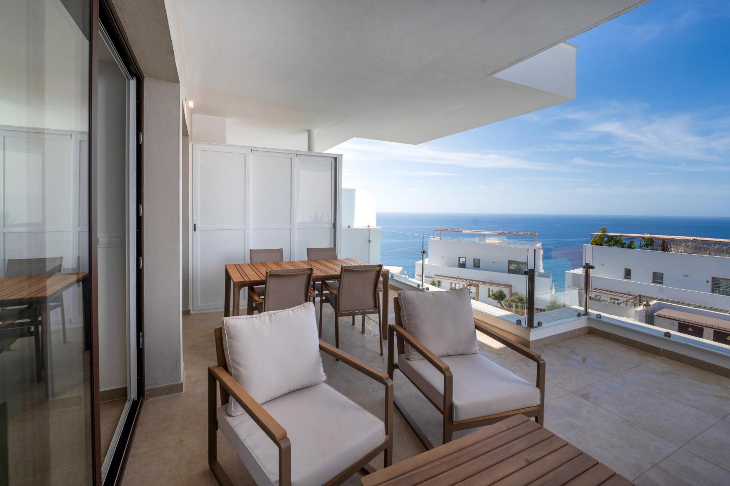 Bayview Hills Suite by Casasol