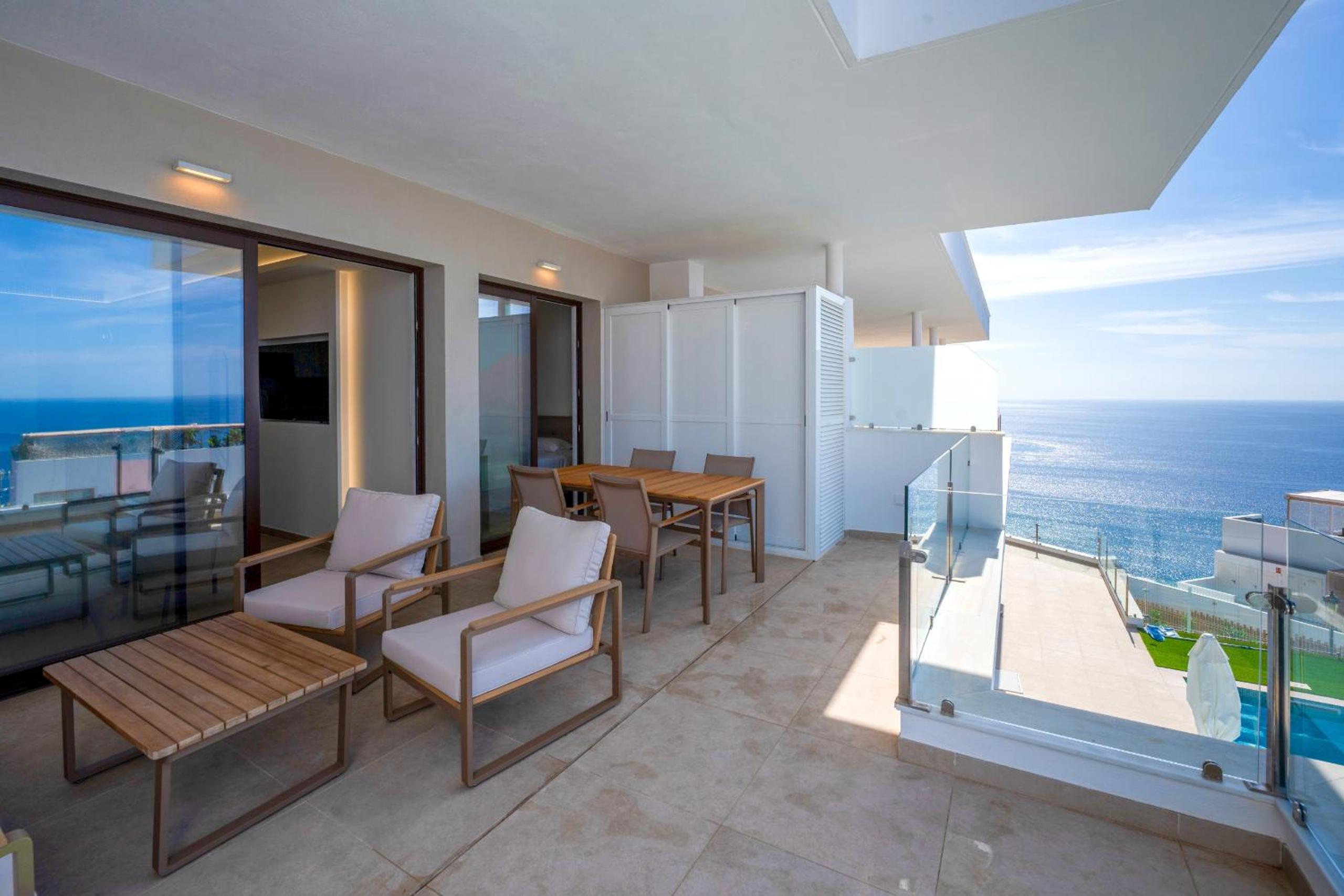 Bayview Hills Suite by Casasol