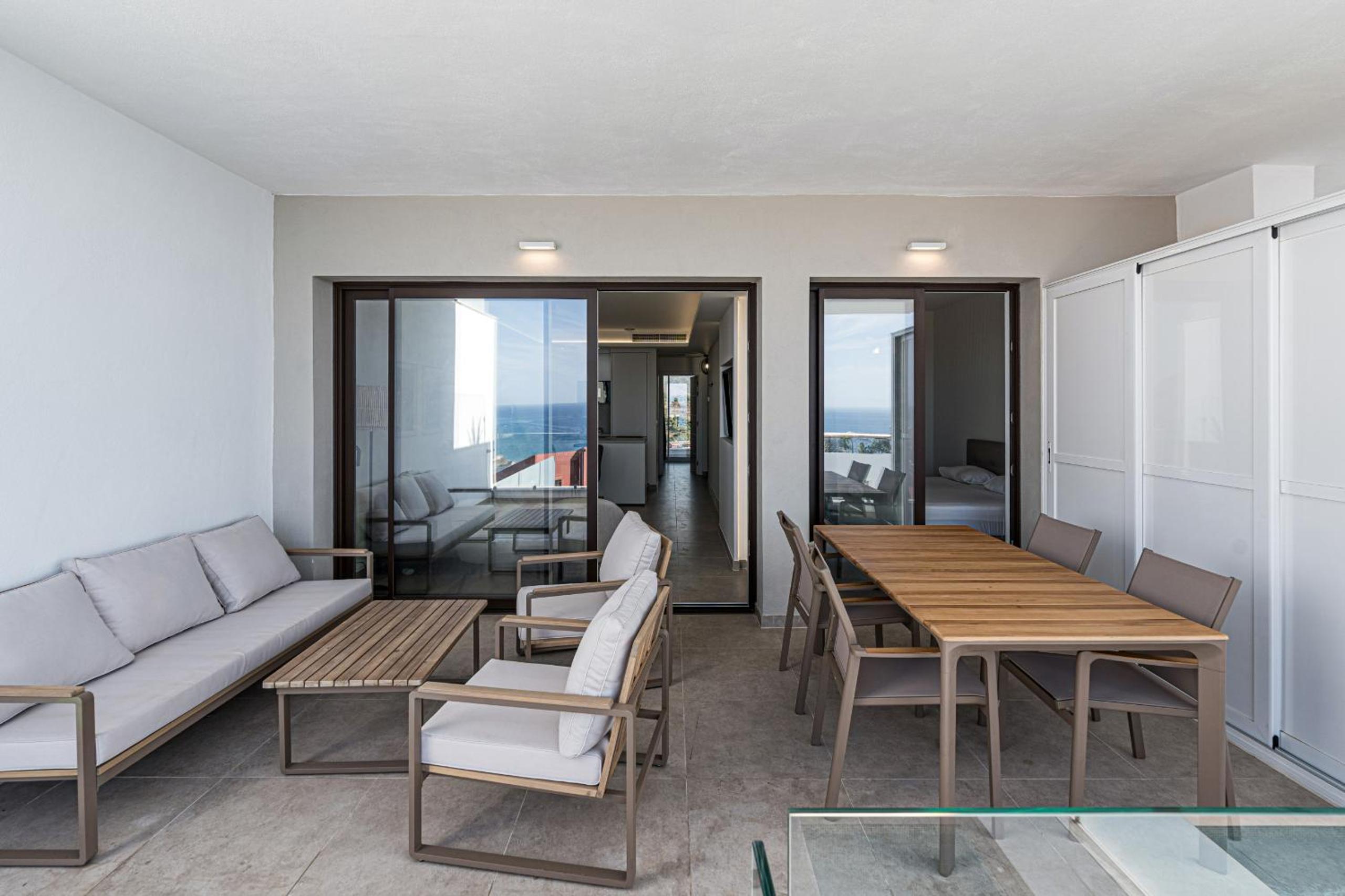 Bayview Hills Suite by Casasol