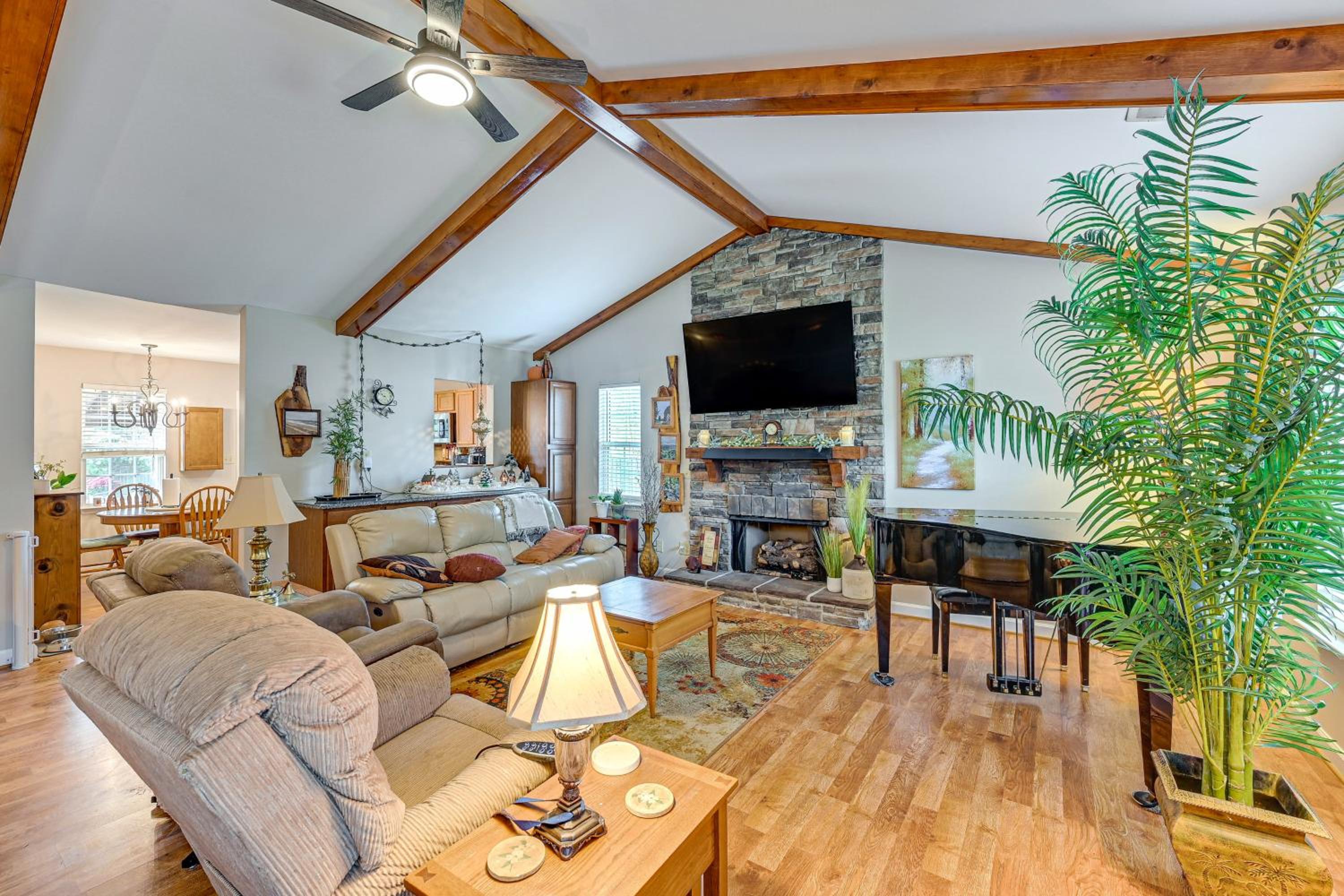 Wine and BBQ Trail Fun Home with Hot Tub in Lexington