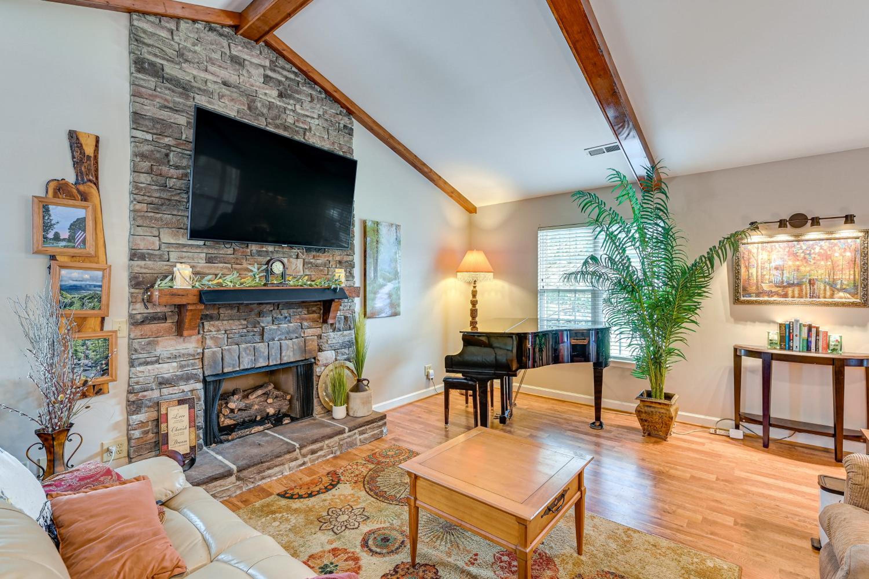 Wine and BBQ Trail Fun Home with Hot Tub in Lexington