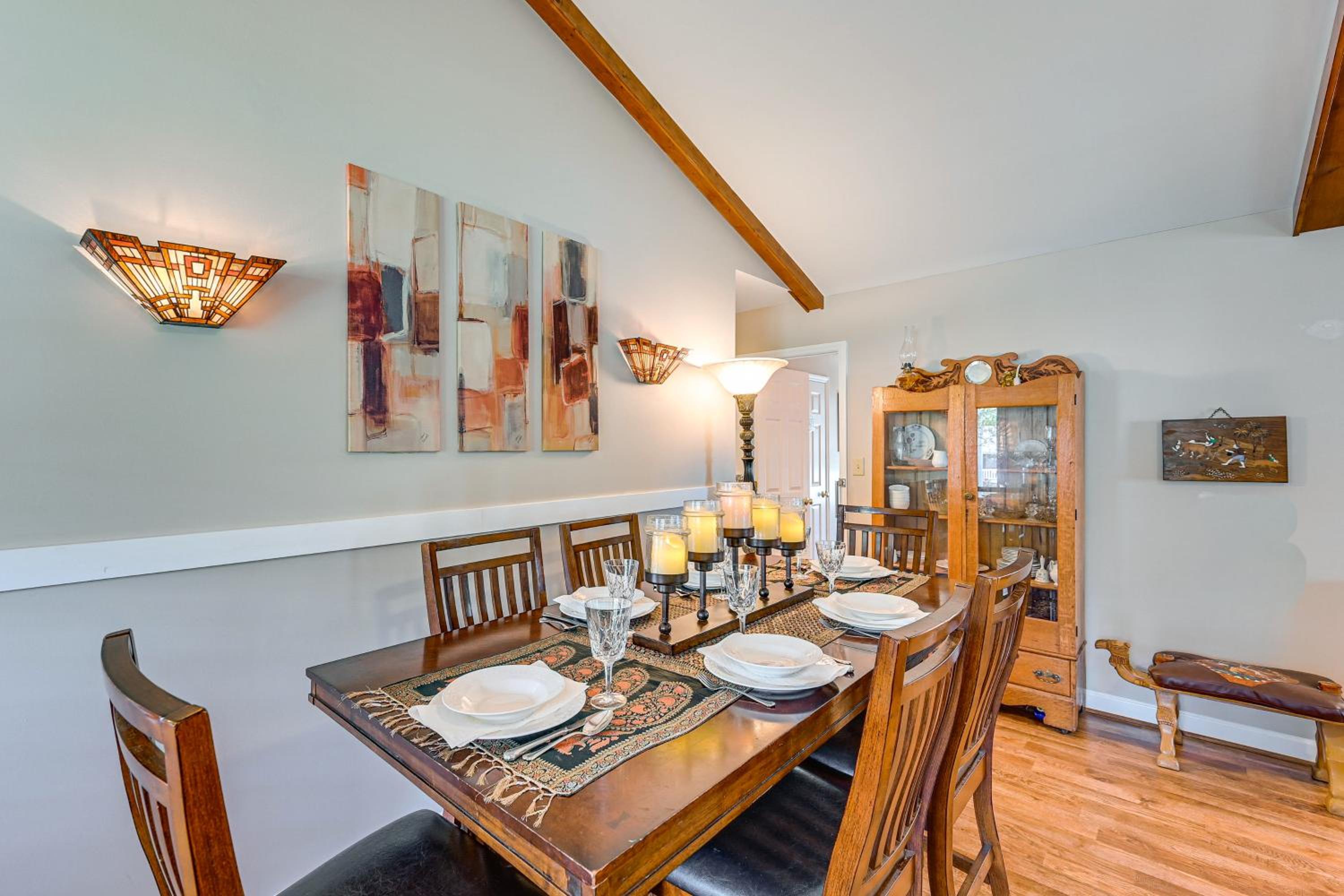 Wine and BBQ Trail Fun Home with Hot Tub in Lexington