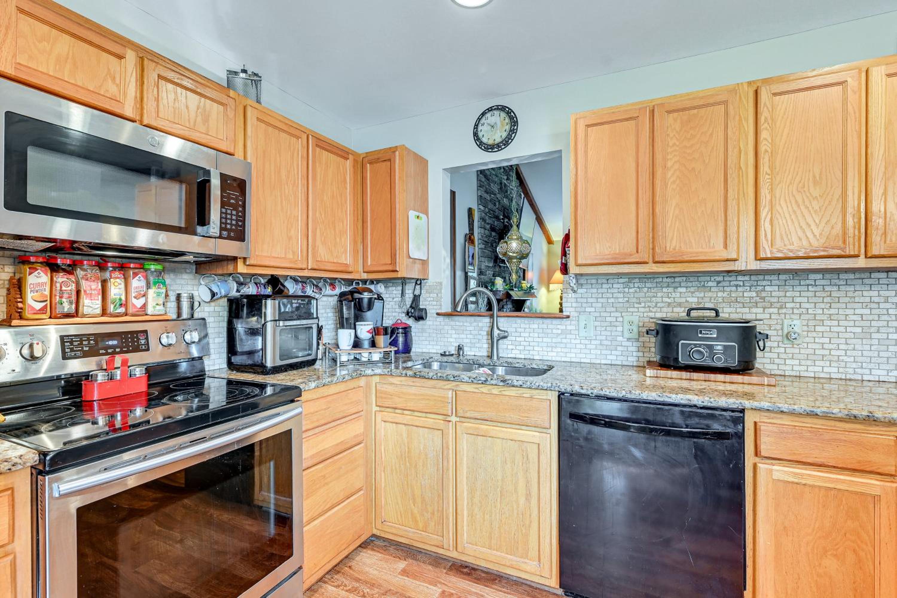 Wine and BBQ Trail Fun Home with Hot Tub in Lexington