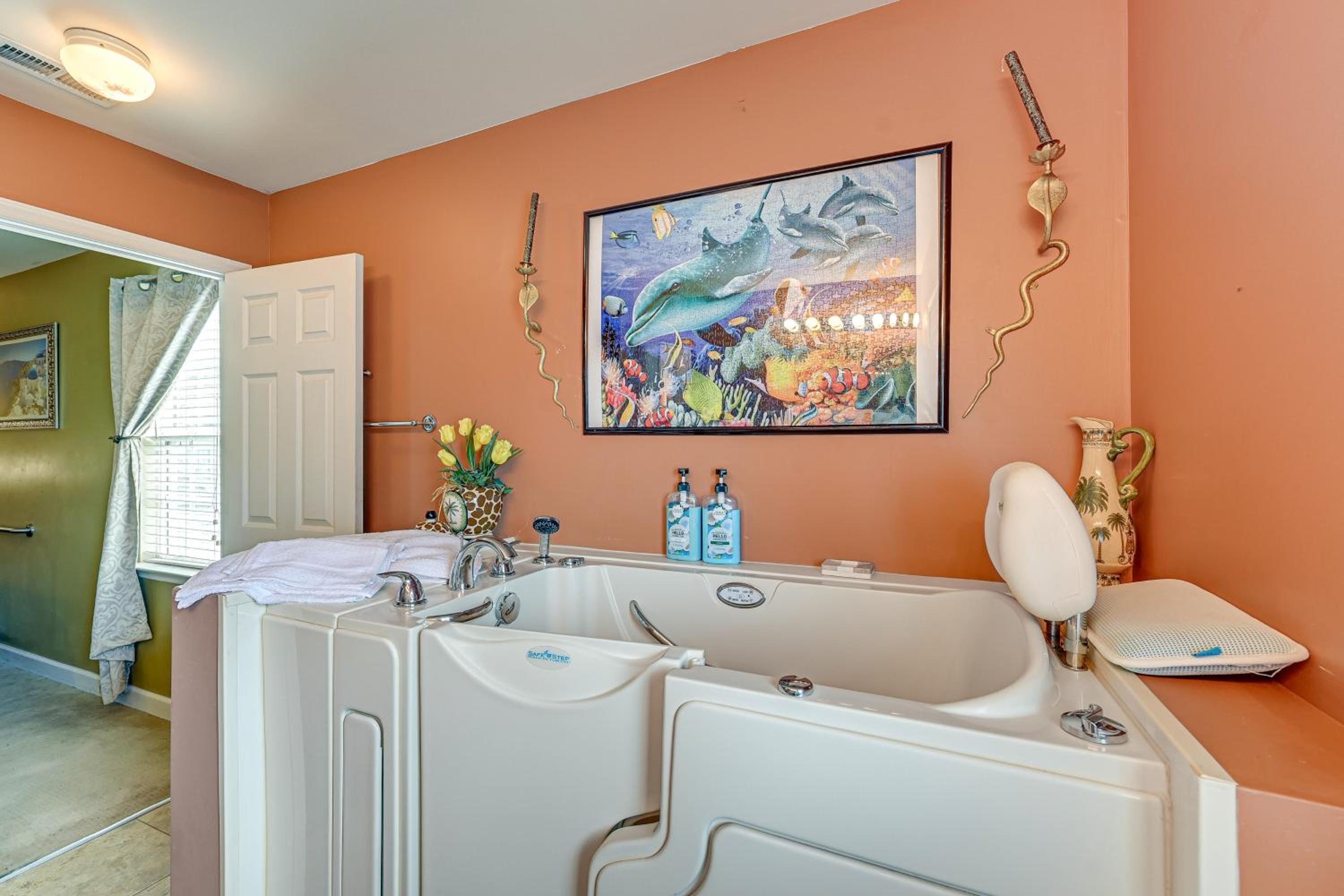 Wine and BBQ Trail Fun Home with Hot Tub in Lexington
