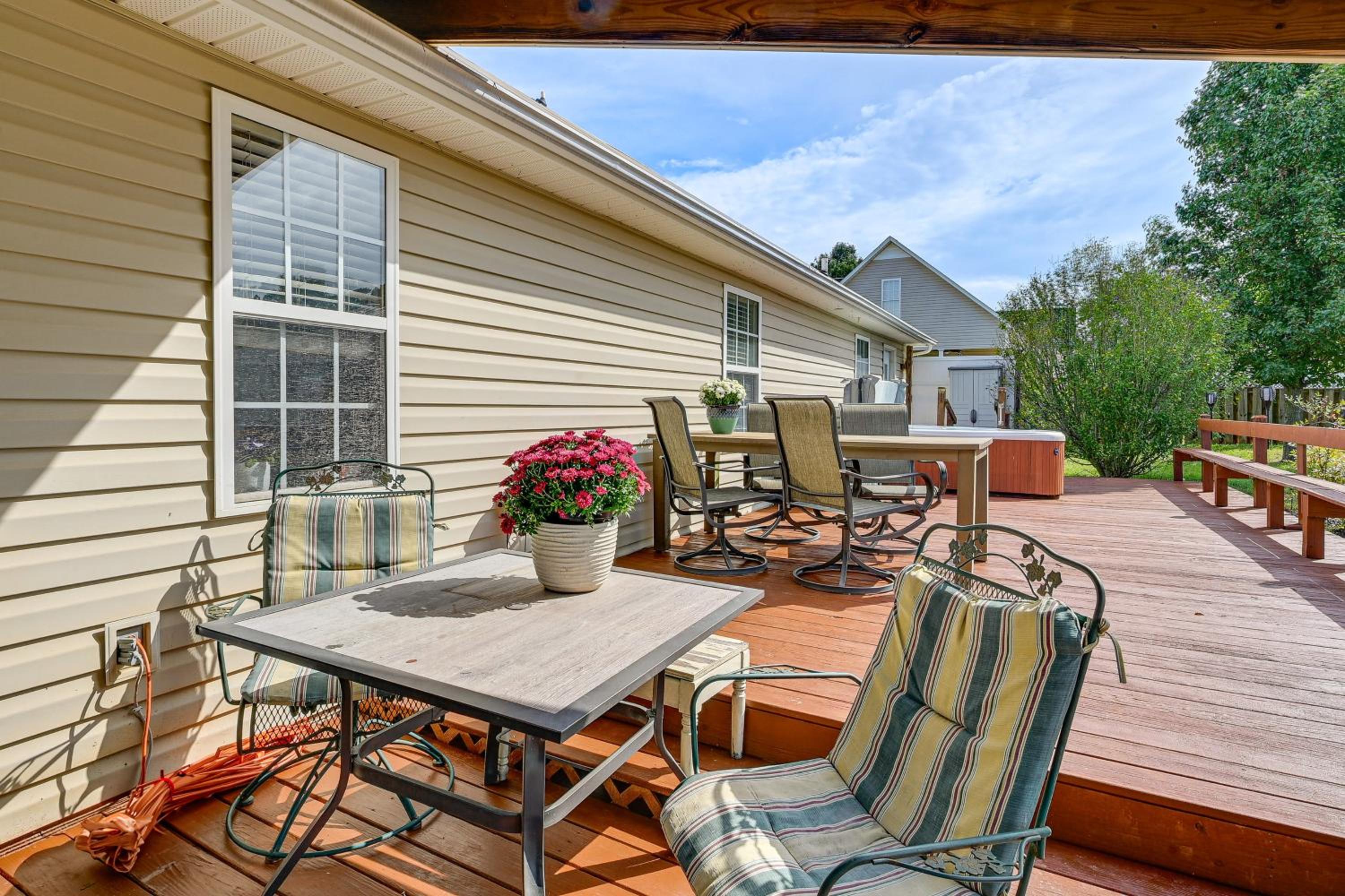 Wine and BBQ Trail Fun Home with Hot Tub in Lexington
