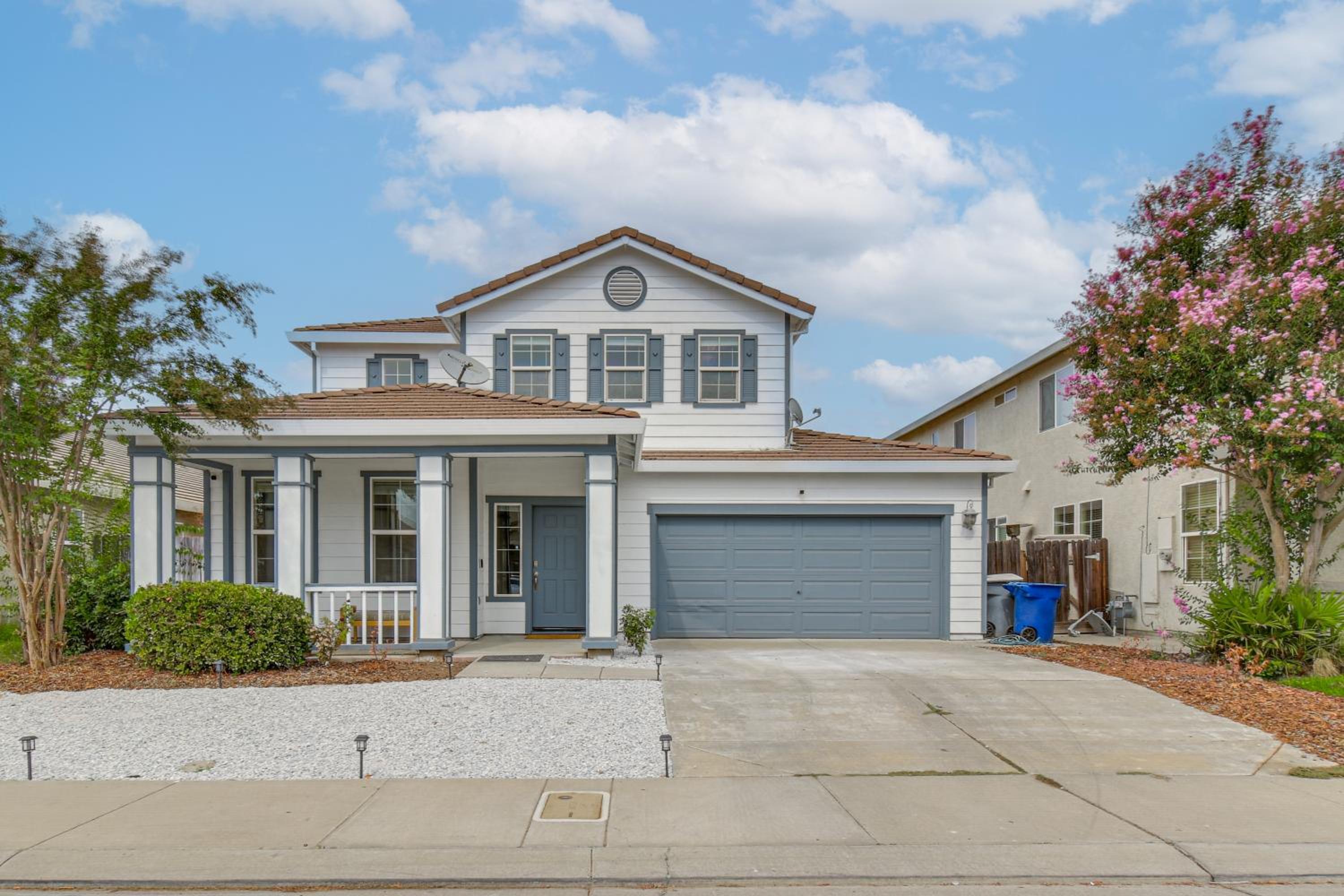 7 Mi to Lake Yosemite Family Home with Fenced Yard