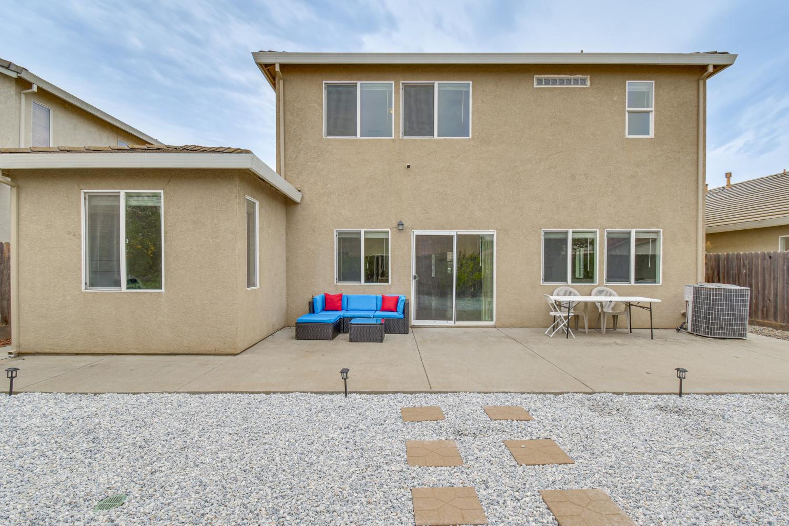 7 Mi to Lake Yosemite Family Home with Fenced Yard