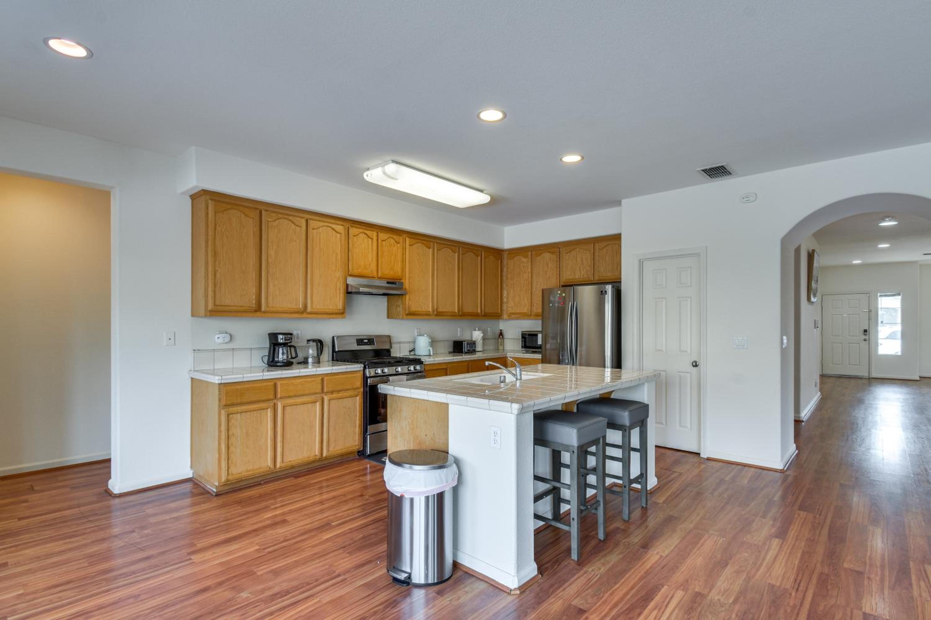 7 Mi to Lake Yosemite Family Home with Fenced Yard