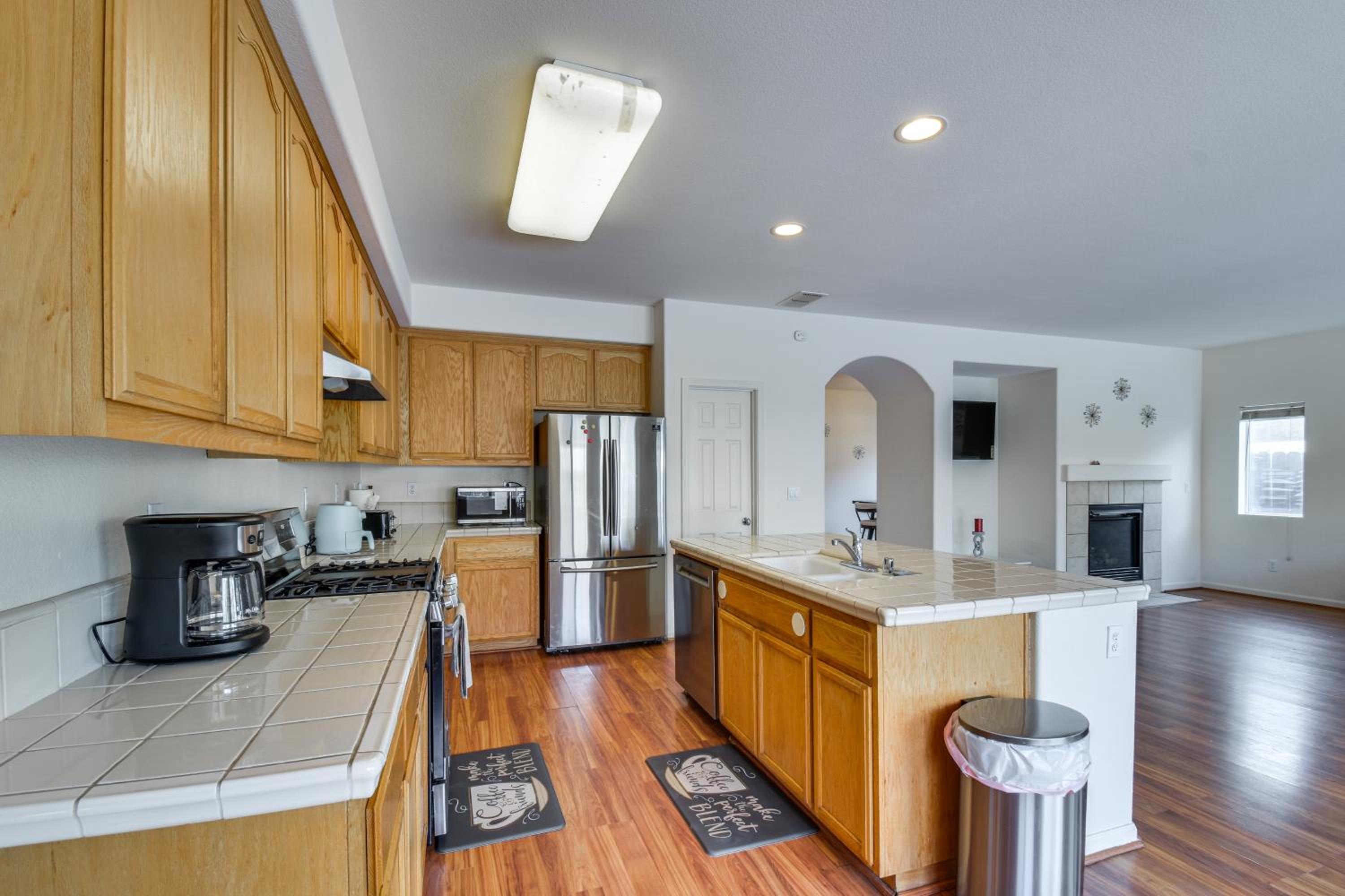 7 Mi to Lake Yosemite Family Home with Fenced Yard