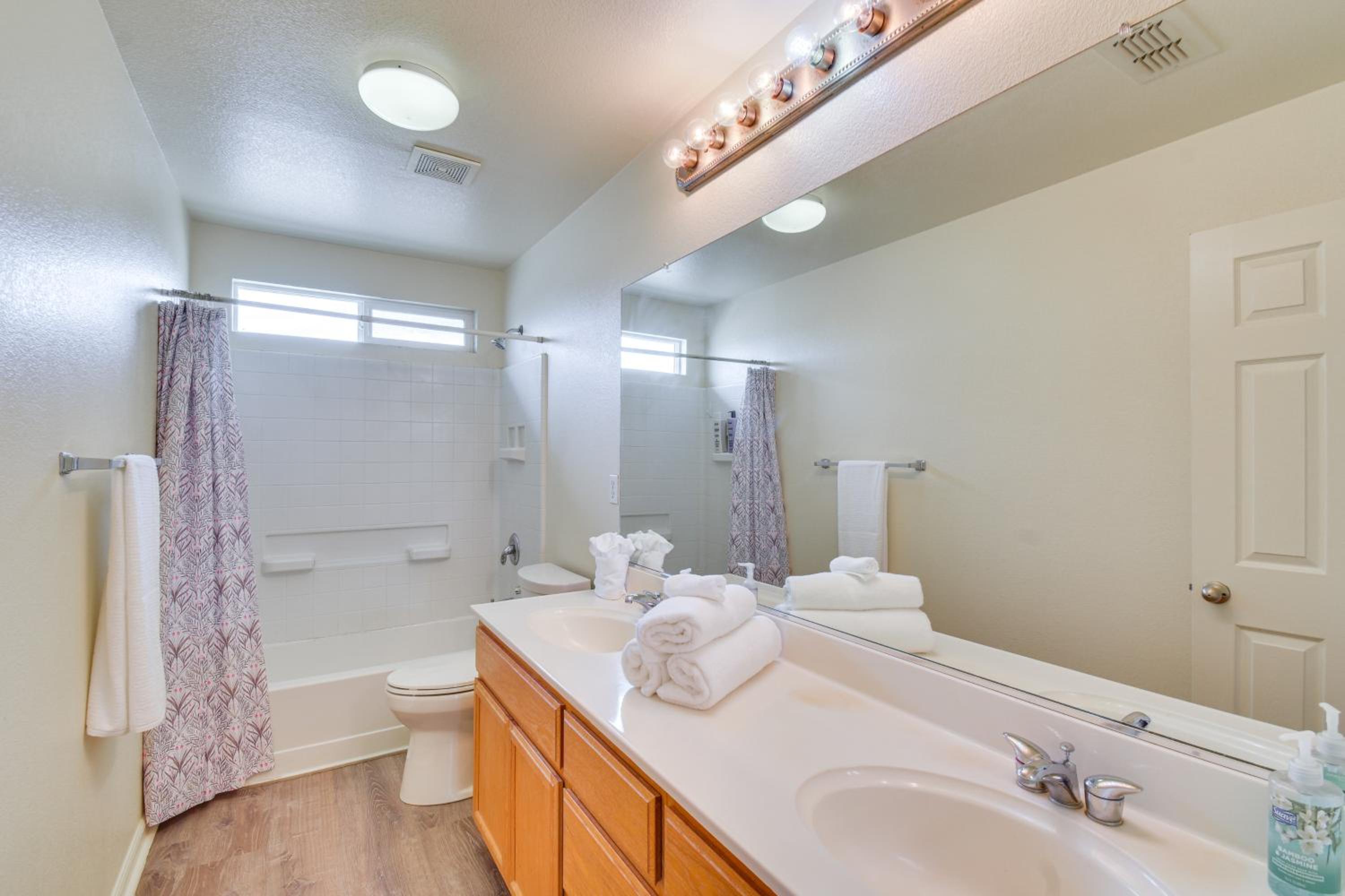 7 Mi to Lake Yosemite Family Home with Fenced Yard