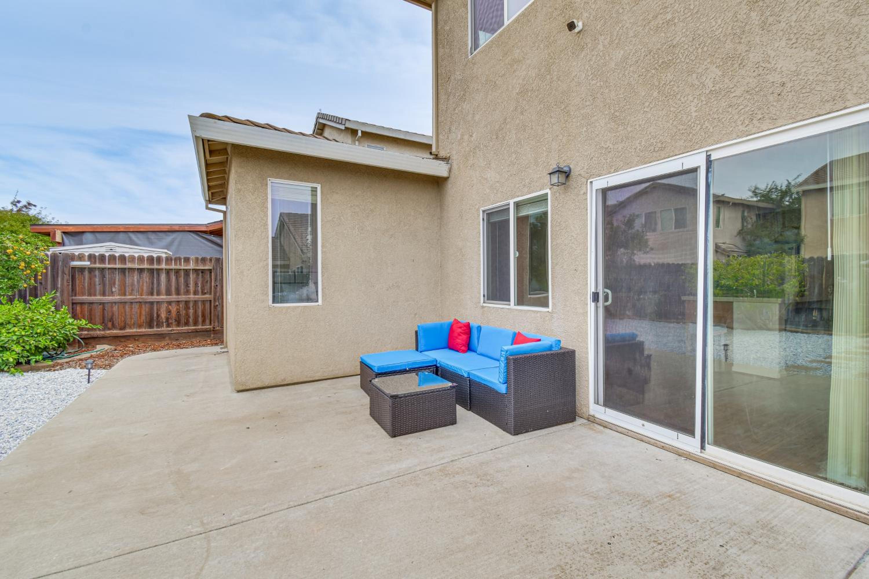 7 Mi to Lake Yosemite Family Home with Fenced Yard
