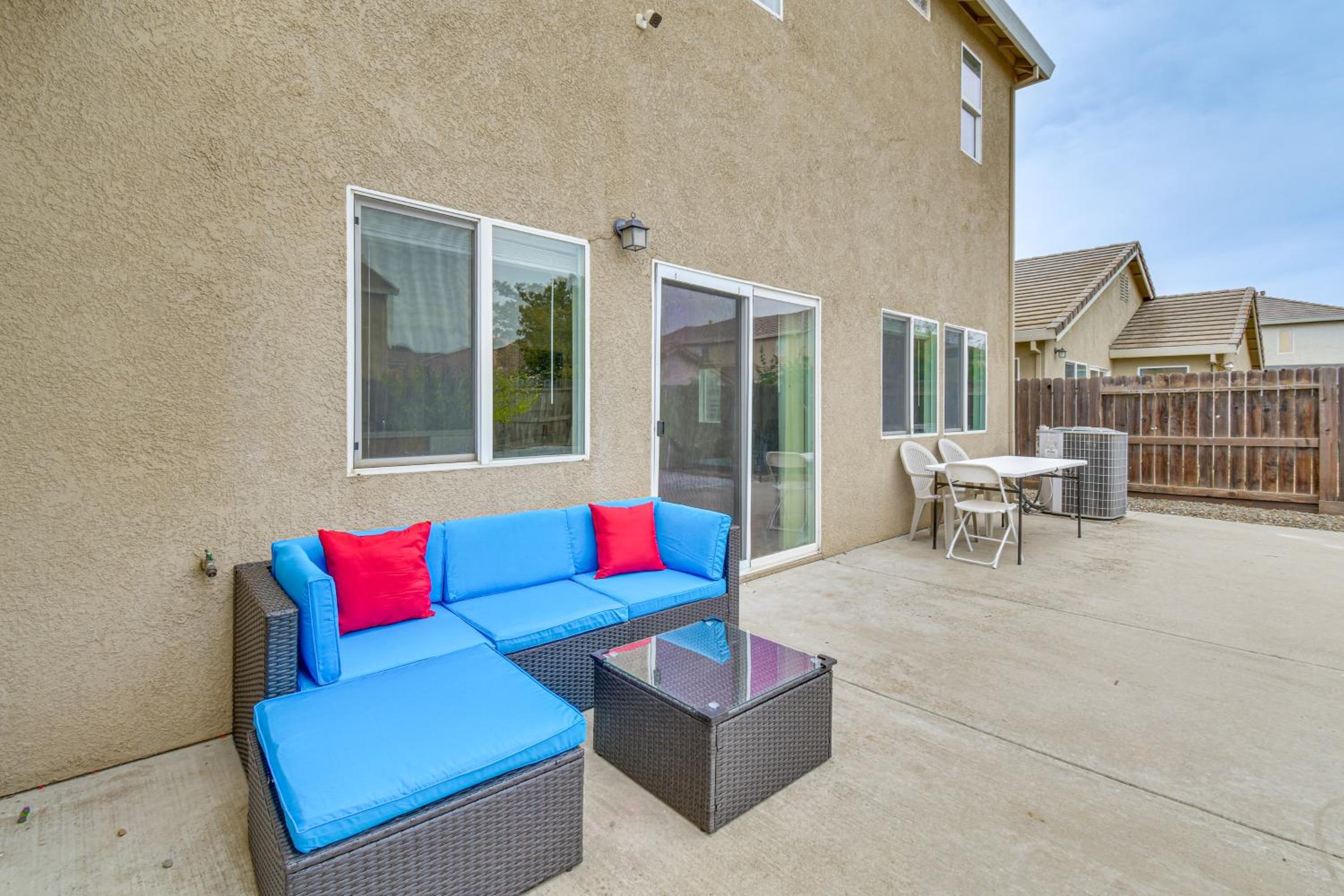 7 Mi to Lake Yosemite Family Home with Fenced Yard