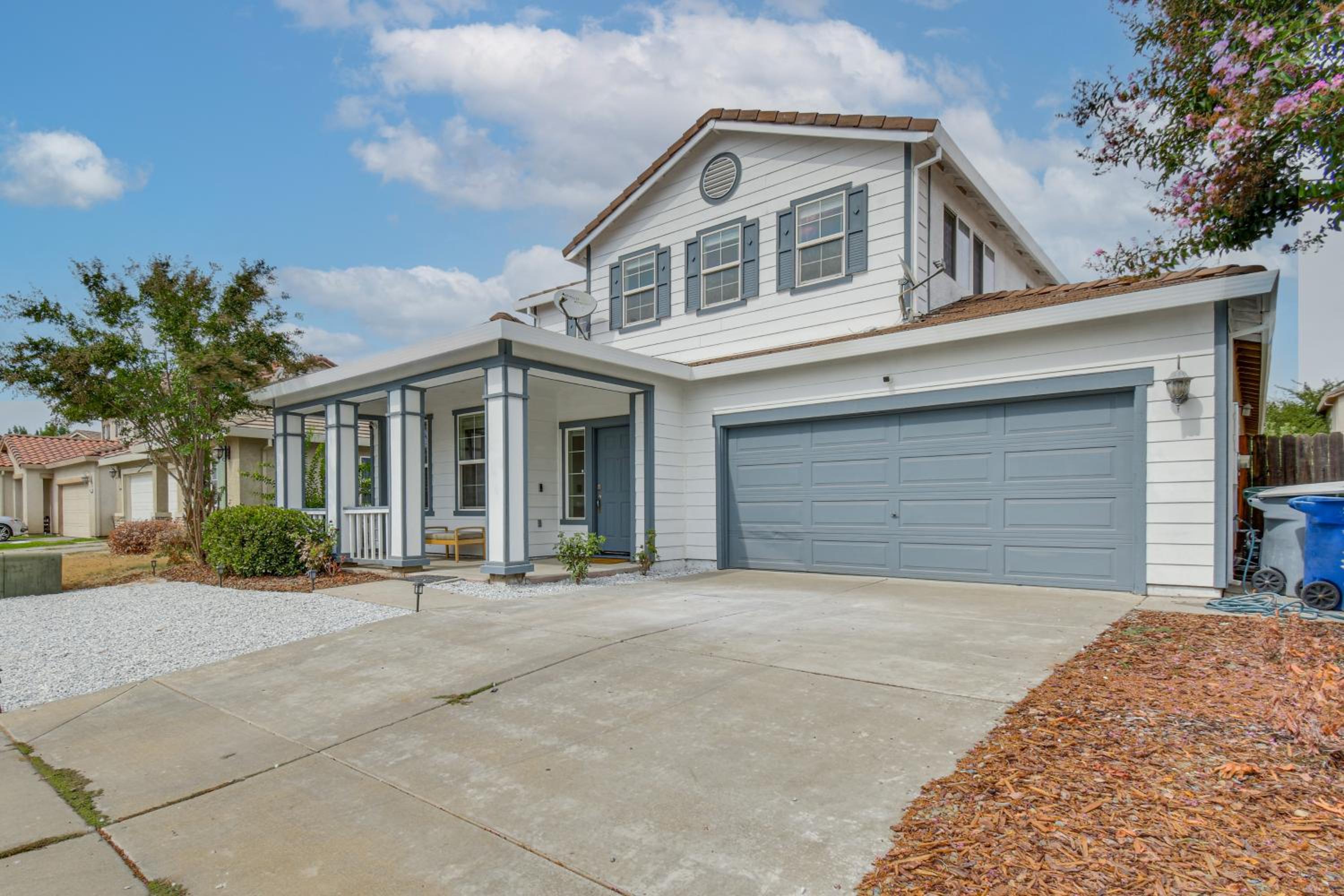 7 Mi to Lake Yosemite Family Home with Fenced Yard