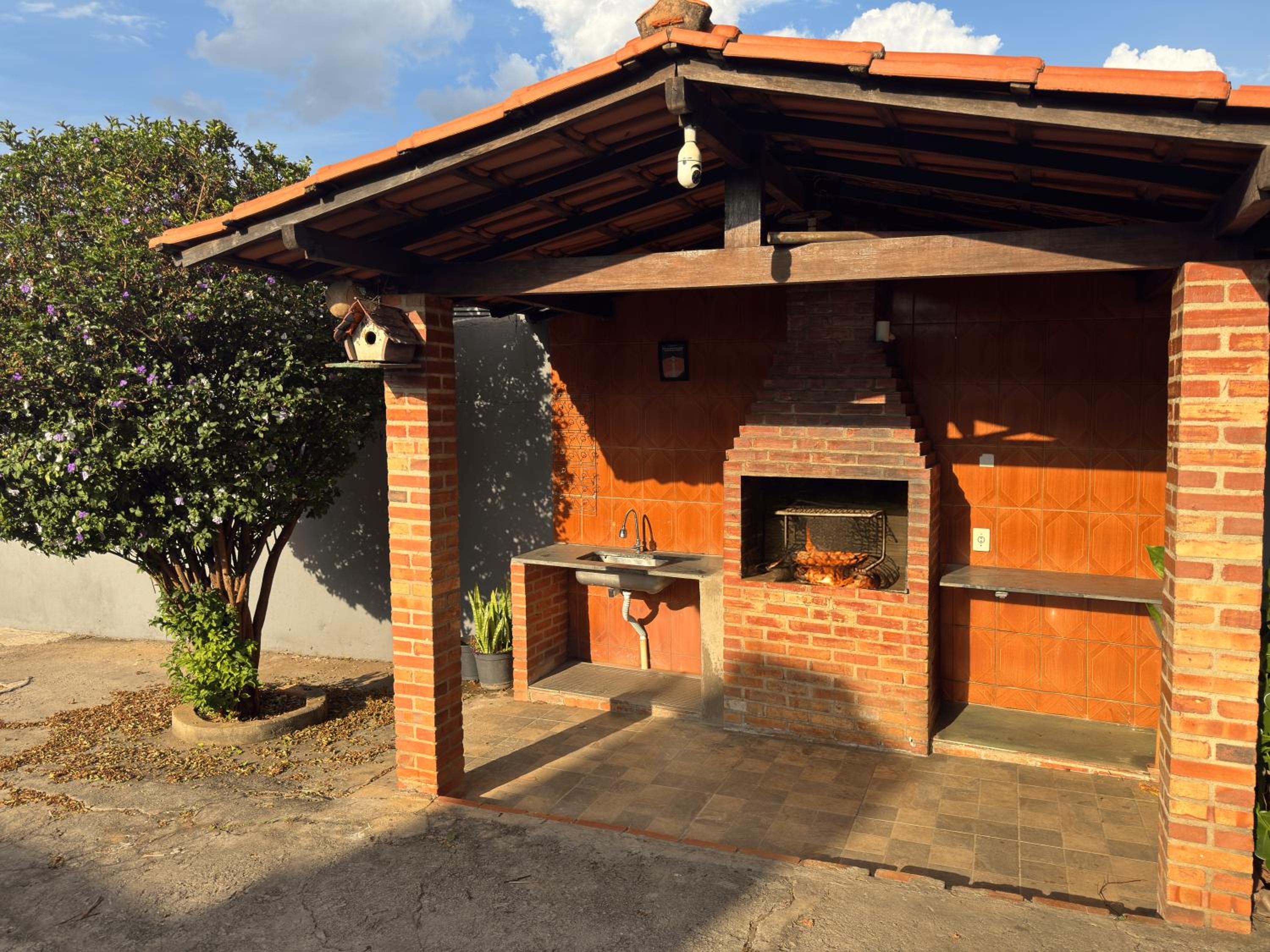 Casa espaçosa com piscina e churrasqueira