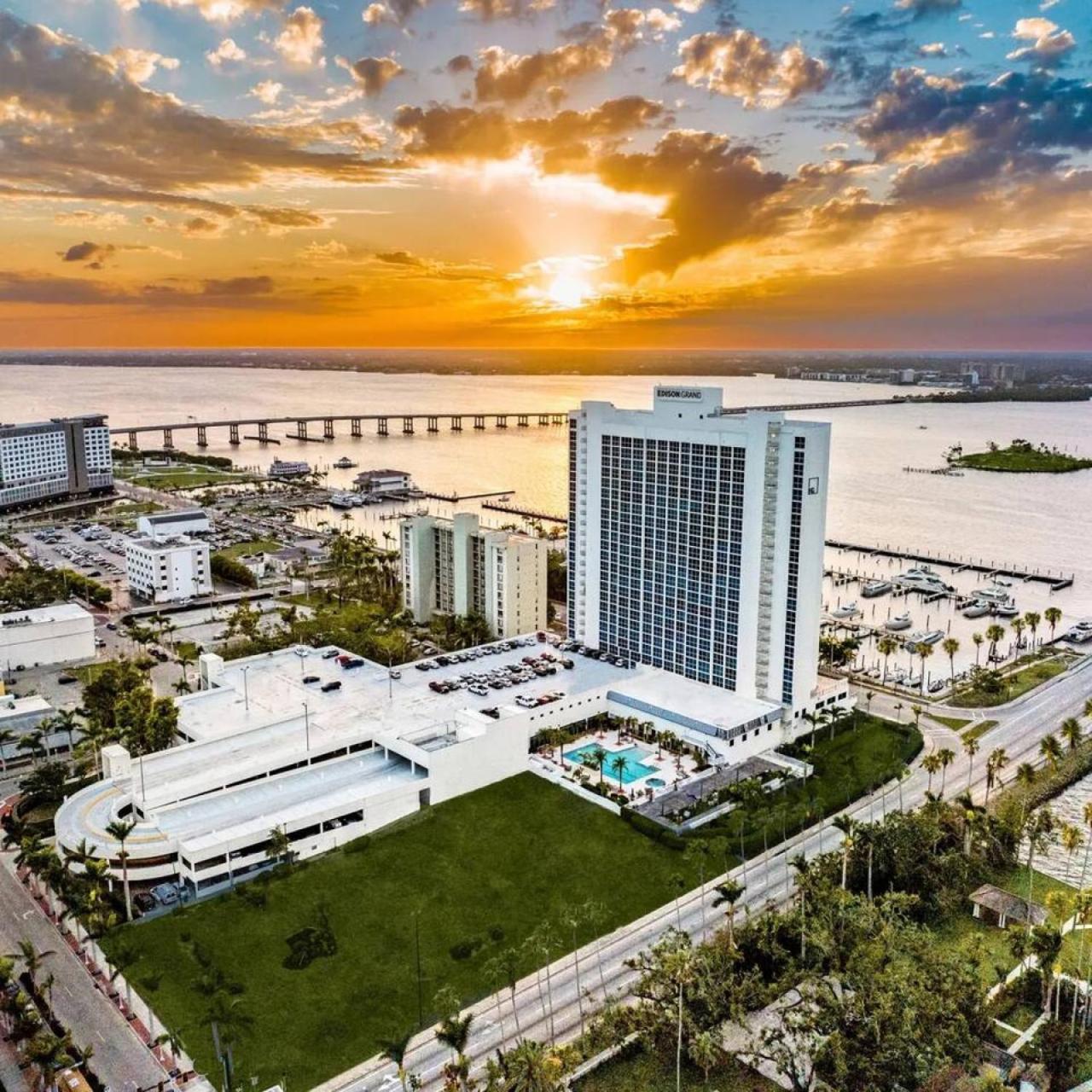 Executive King Suite City View Downtown Ft Myers