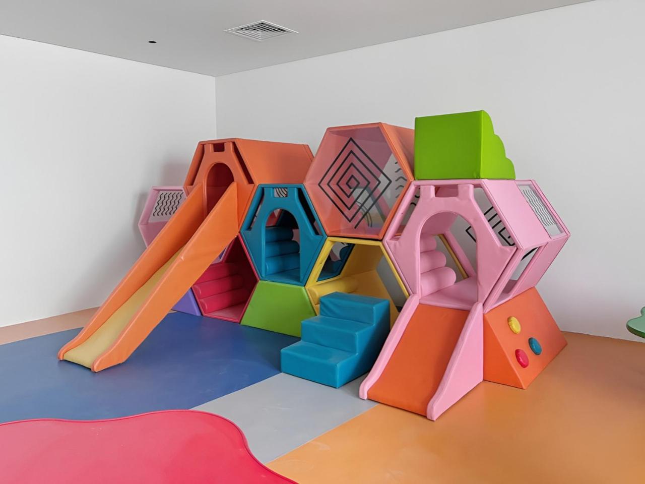 Stylish 1BR with PS5, Sauna and Kids' Play Area