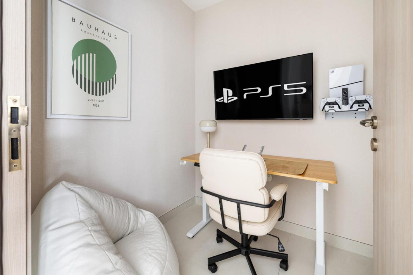 Stylish 1BR with PS5, Sauna and Kids' Play Area