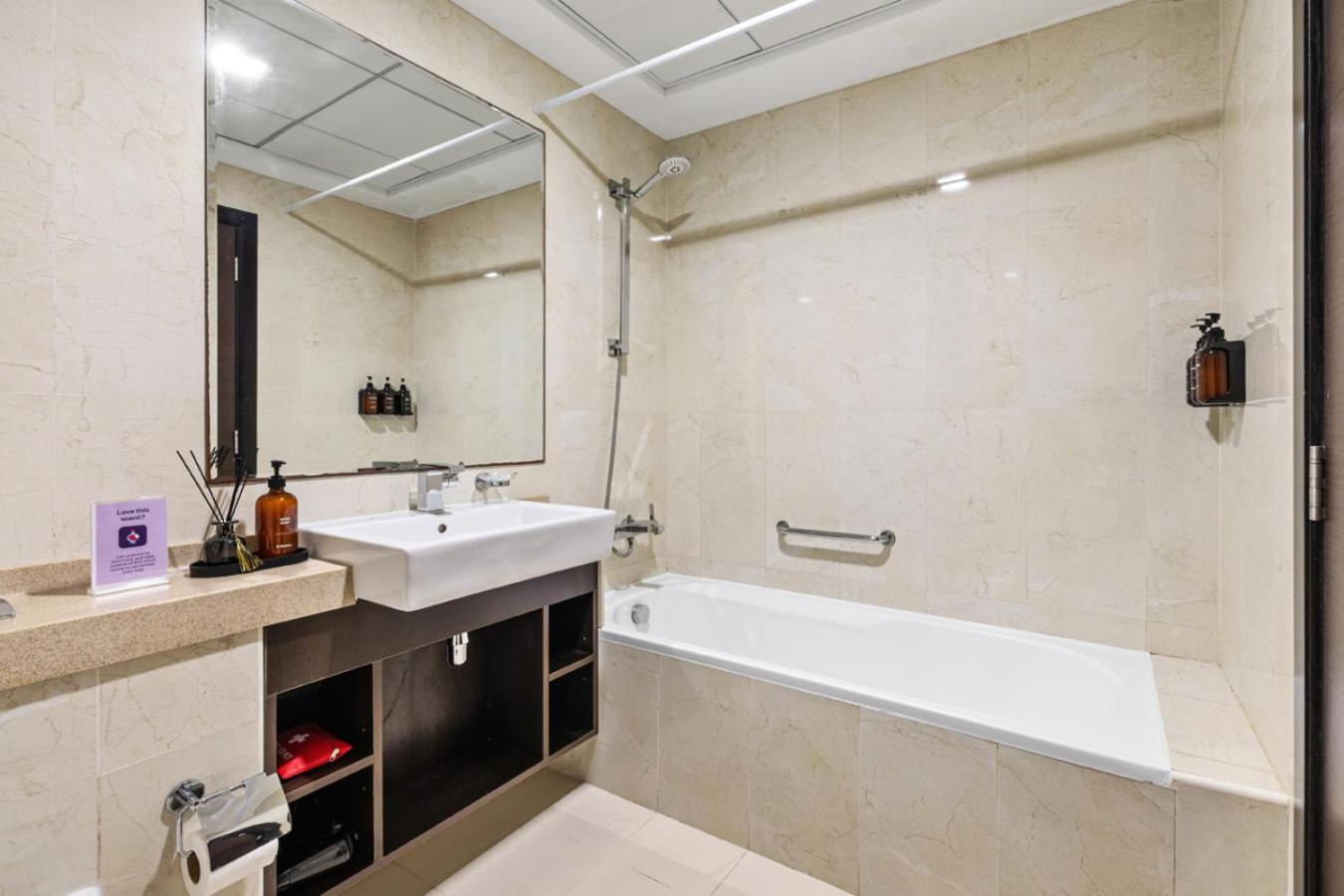 Marina 2BR with 31st-Floor Ocean View
