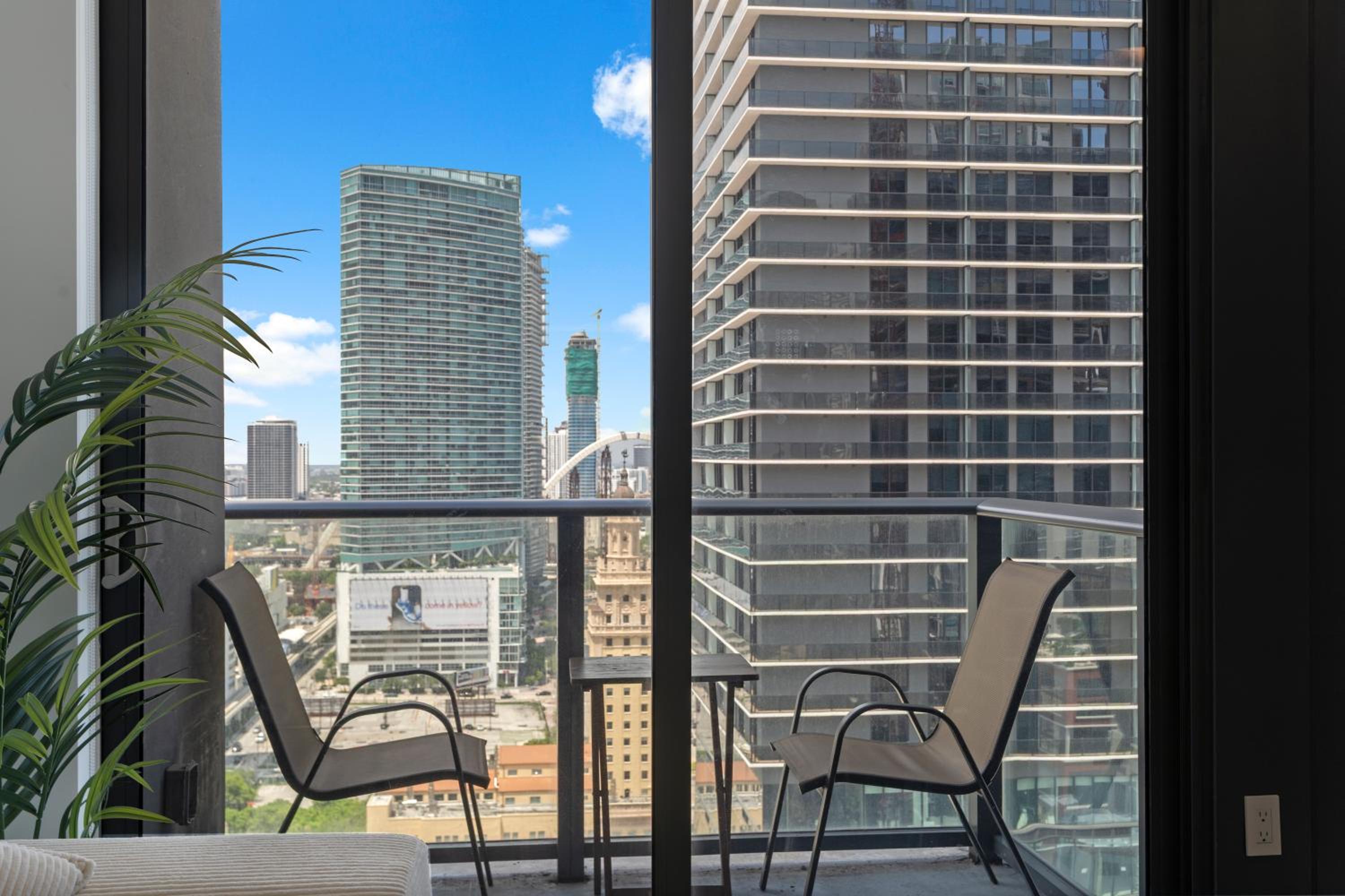 High-Rise Luxury Condo in Downtown Miami with Ocean Views