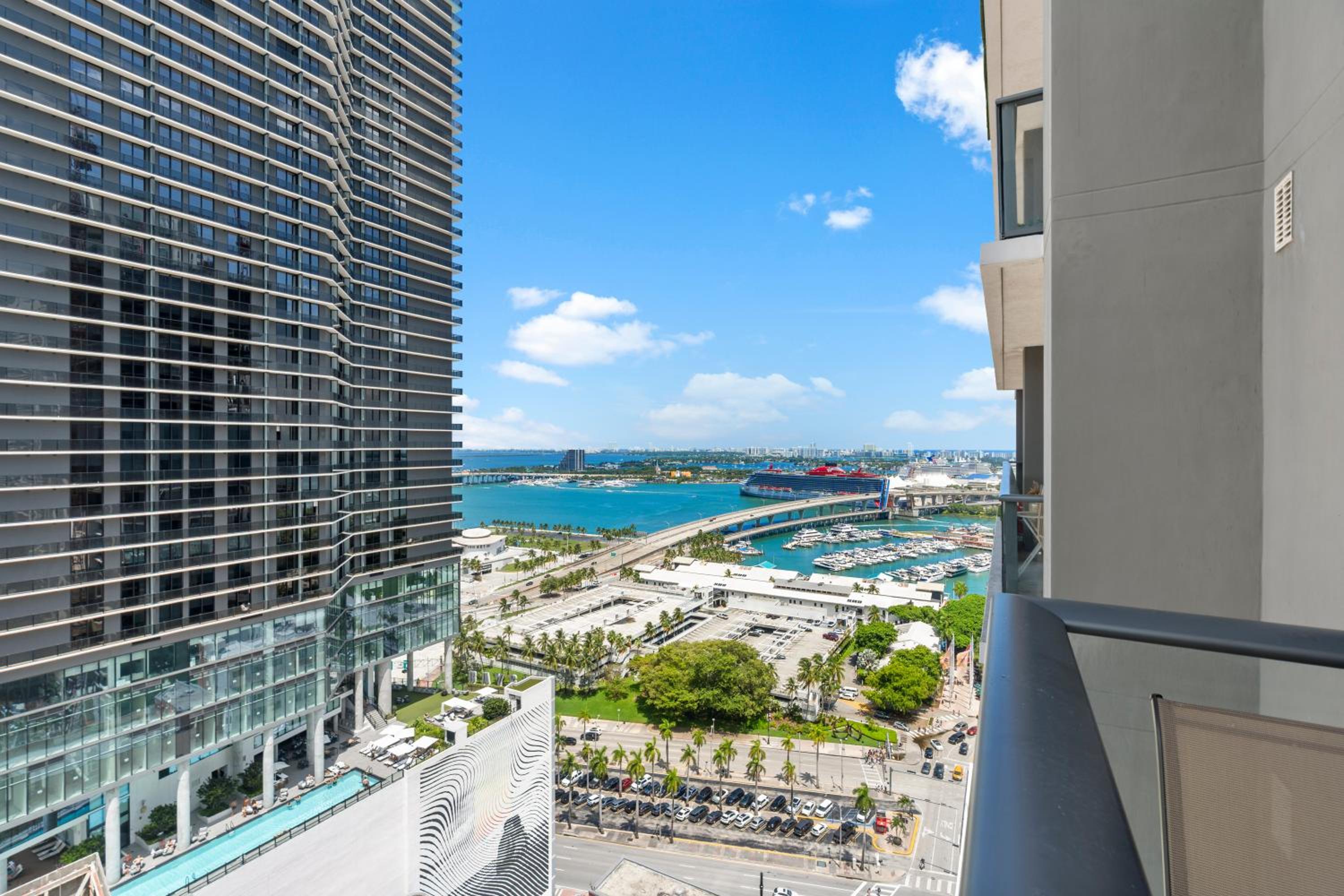 High-Rise Luxury Condo in Downtown Miami with Ocean Views