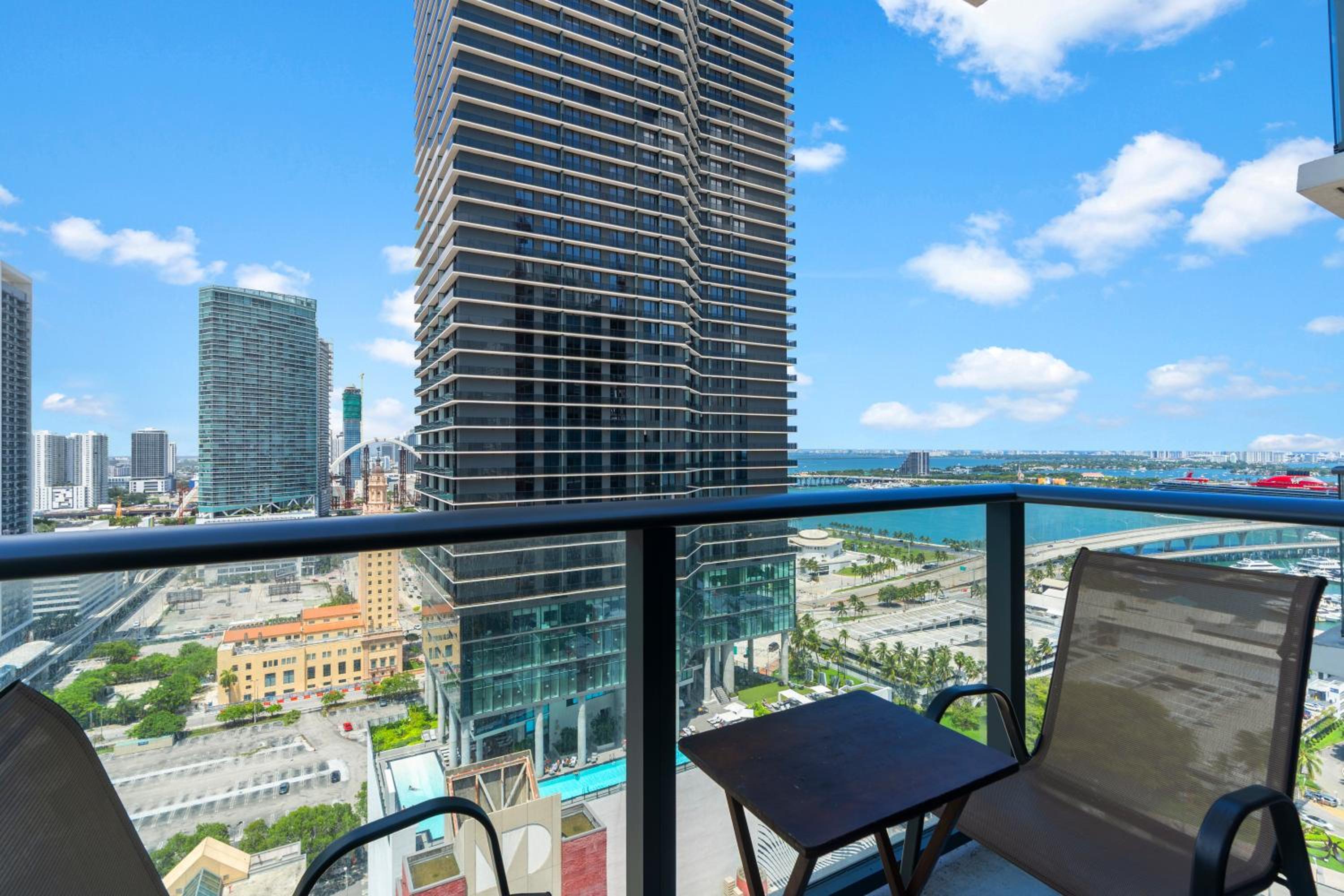 High-Rise Luxury Condo in Downtown Miami with Ocean Views