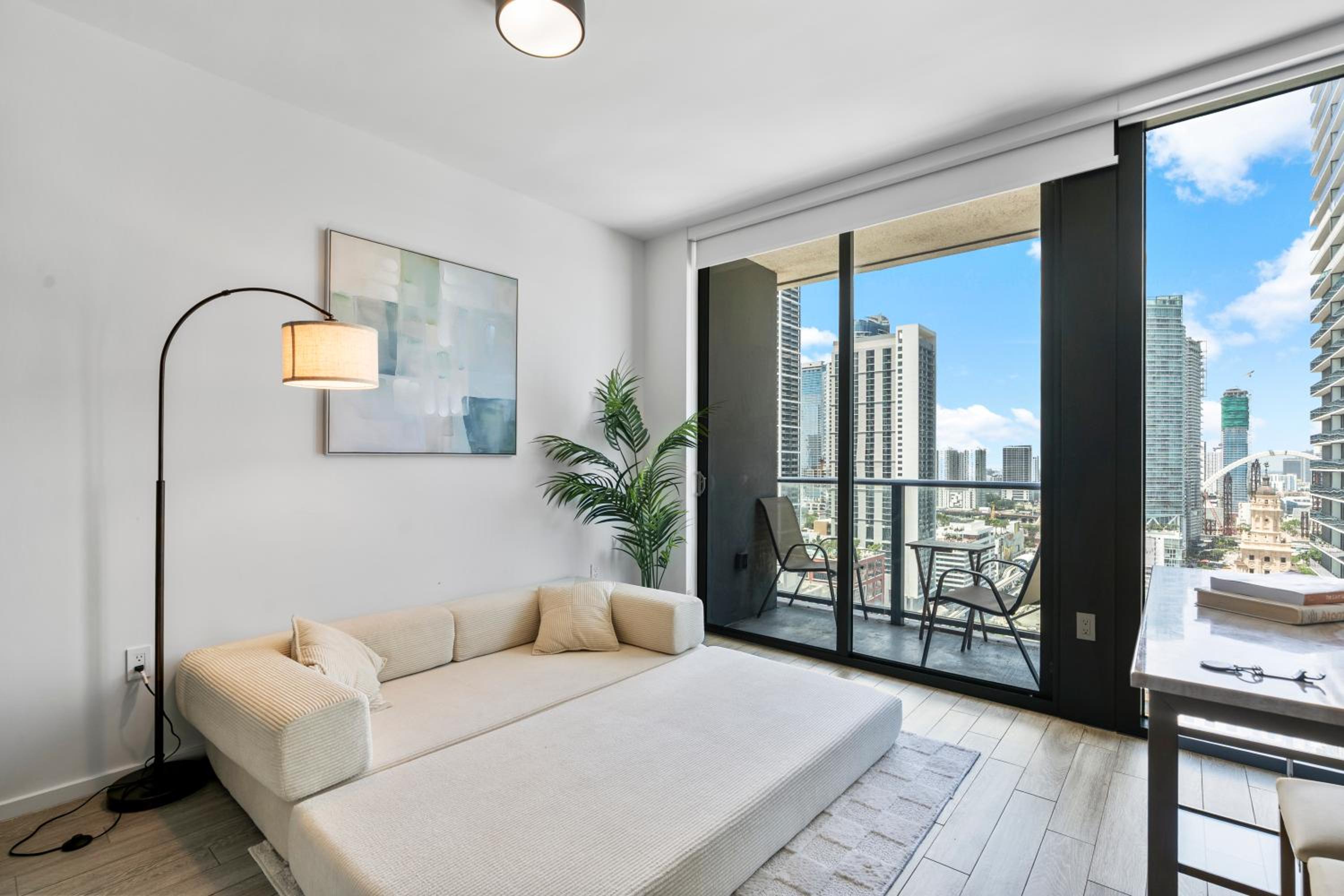 High-Rise Luxury Condo in Downtown Miami with Ocean Views